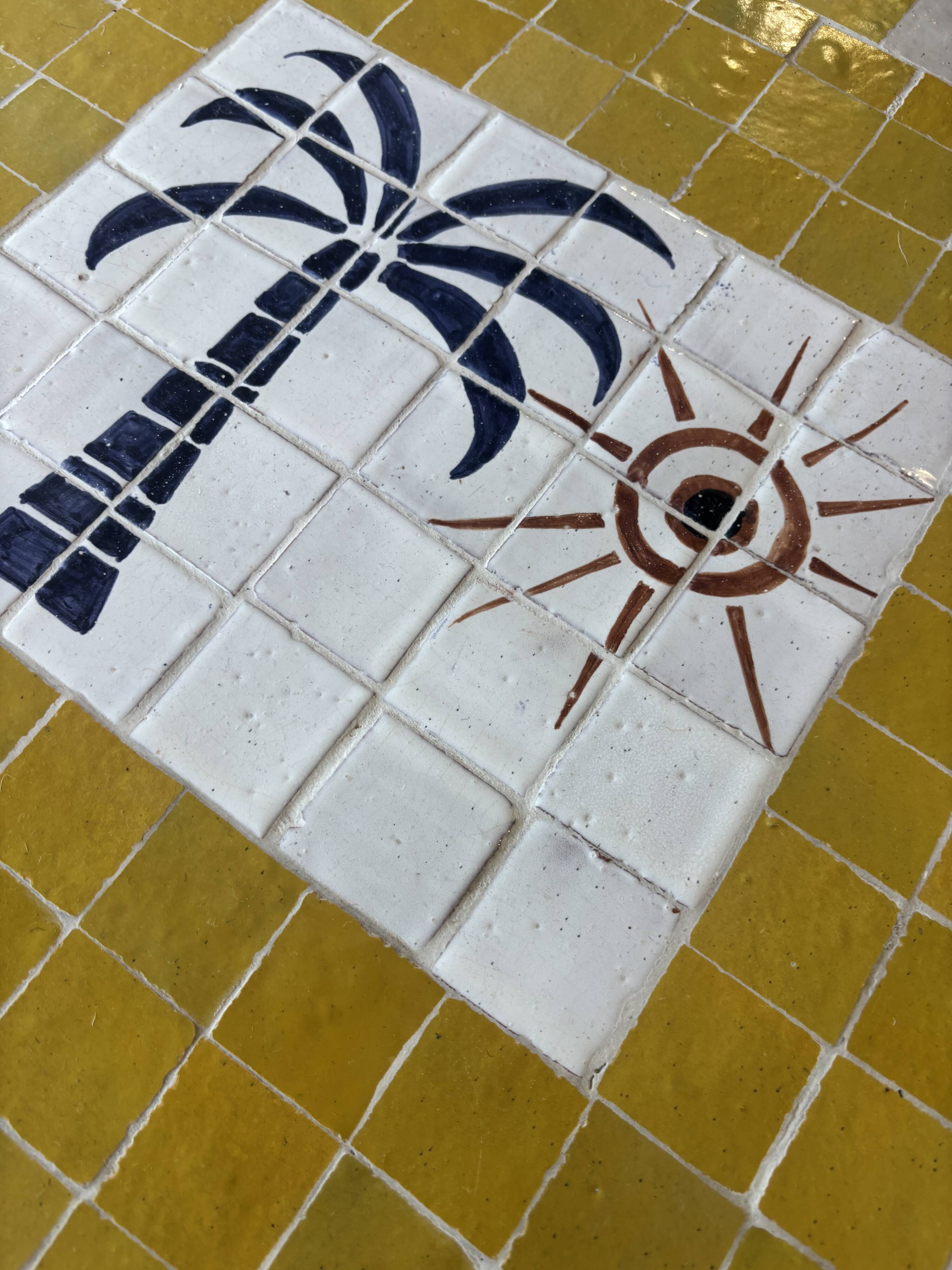 Table basse carrée en zellige jaune, décor palmier