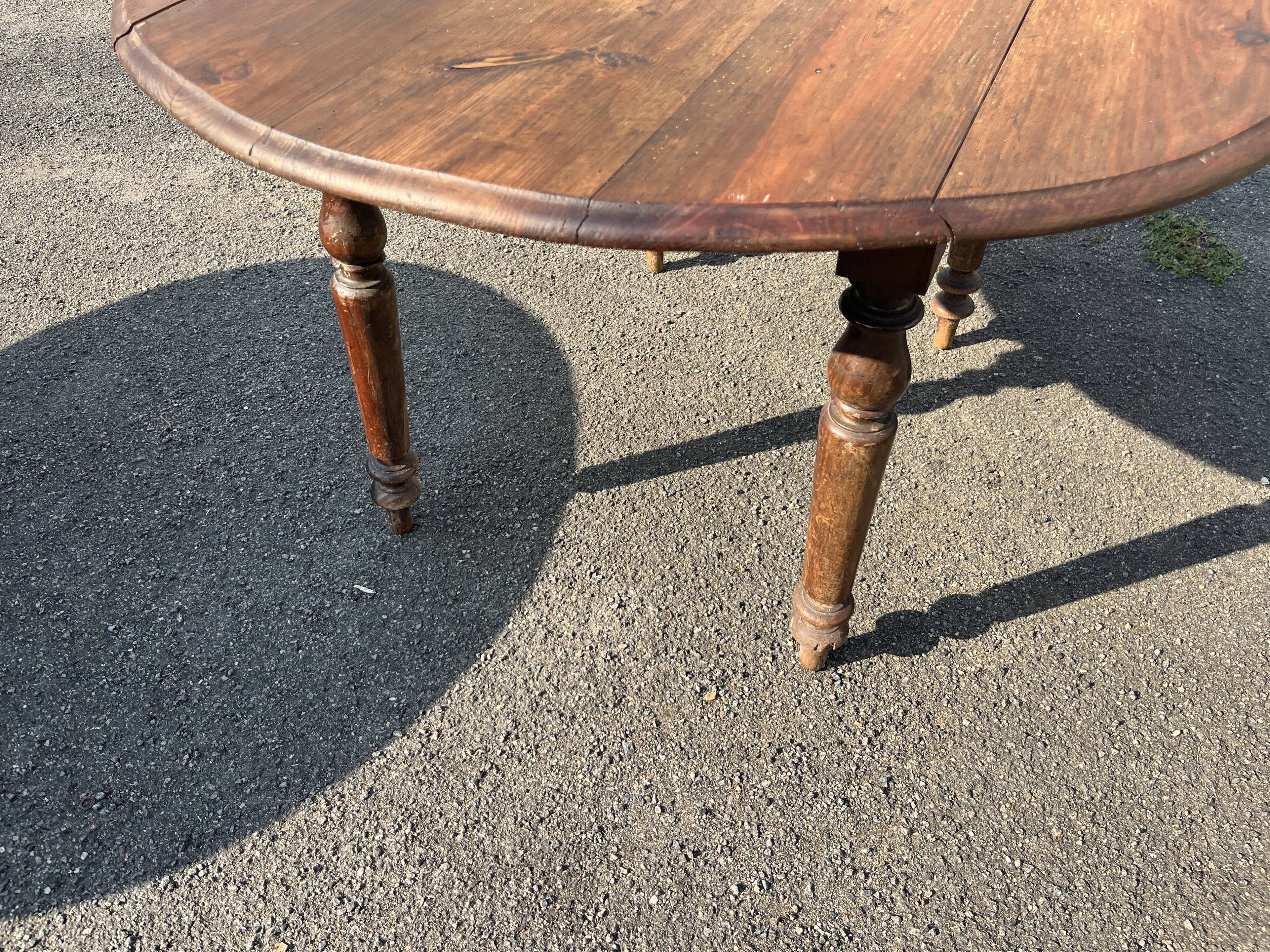 Round walnut table, turned legs in the Louis-Philippe style, late 19th century