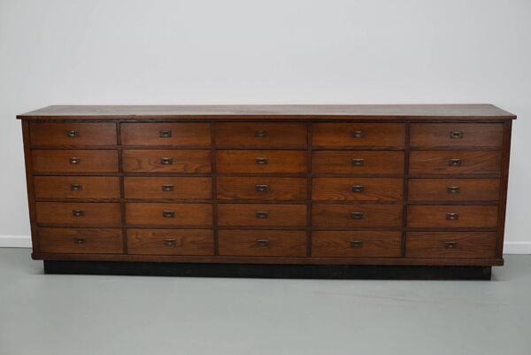 Grand buffet/armoire d'apothicaire/classeur Art déco en chêne hollandais, années 1930
