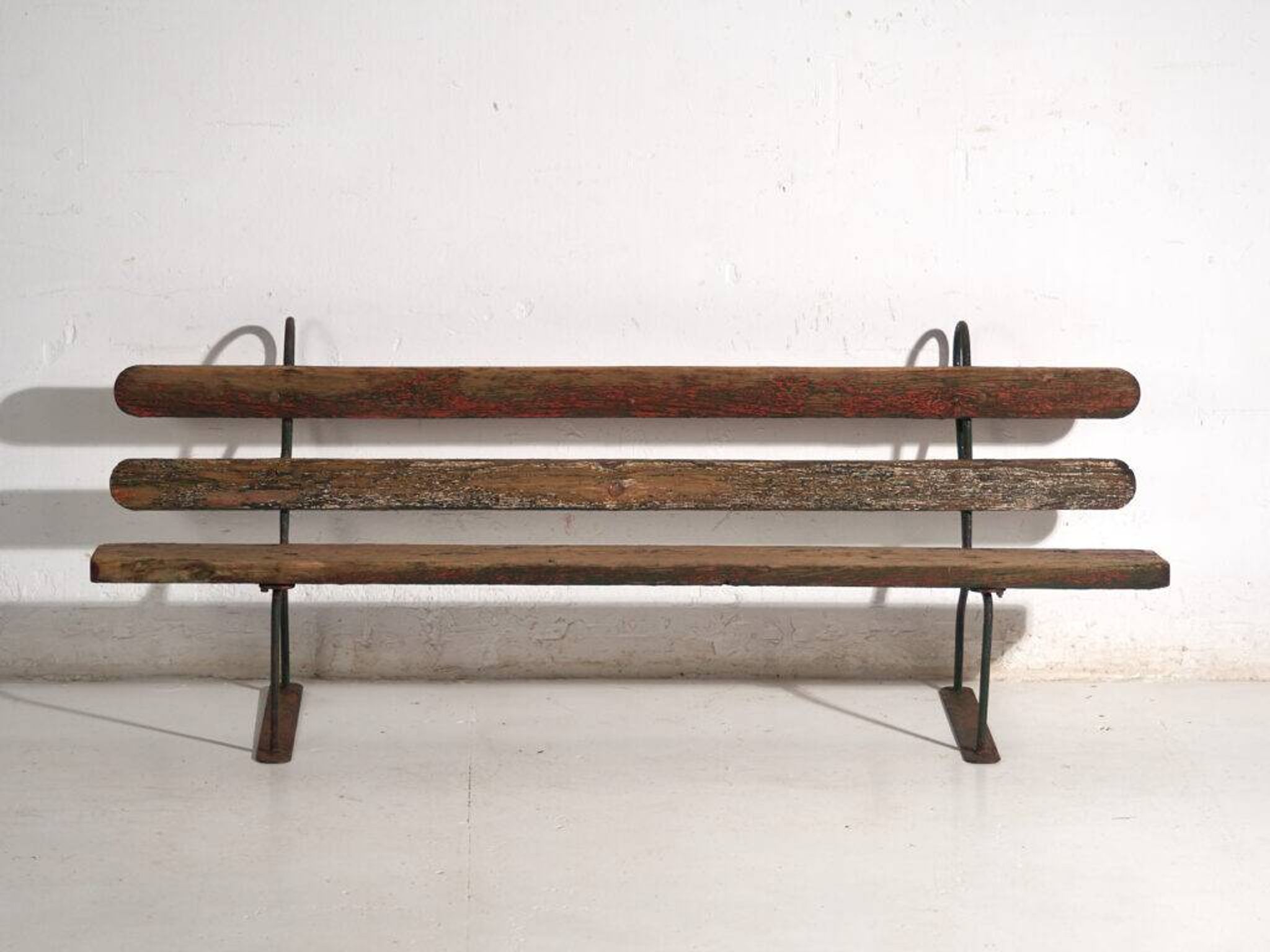 Banc ancien en fer et bois de pin – Europe centrale, vers 1920