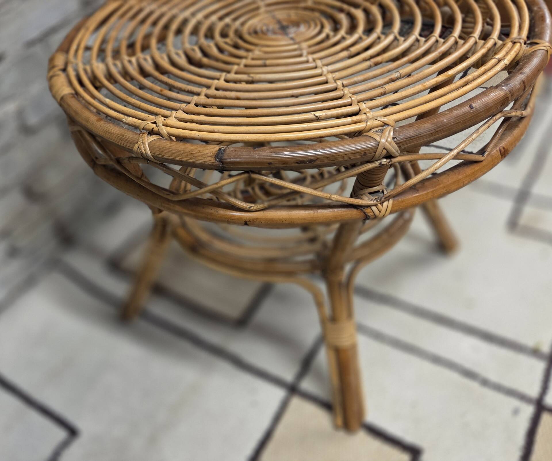 Vintage round side table in rattan – 1960s/70s