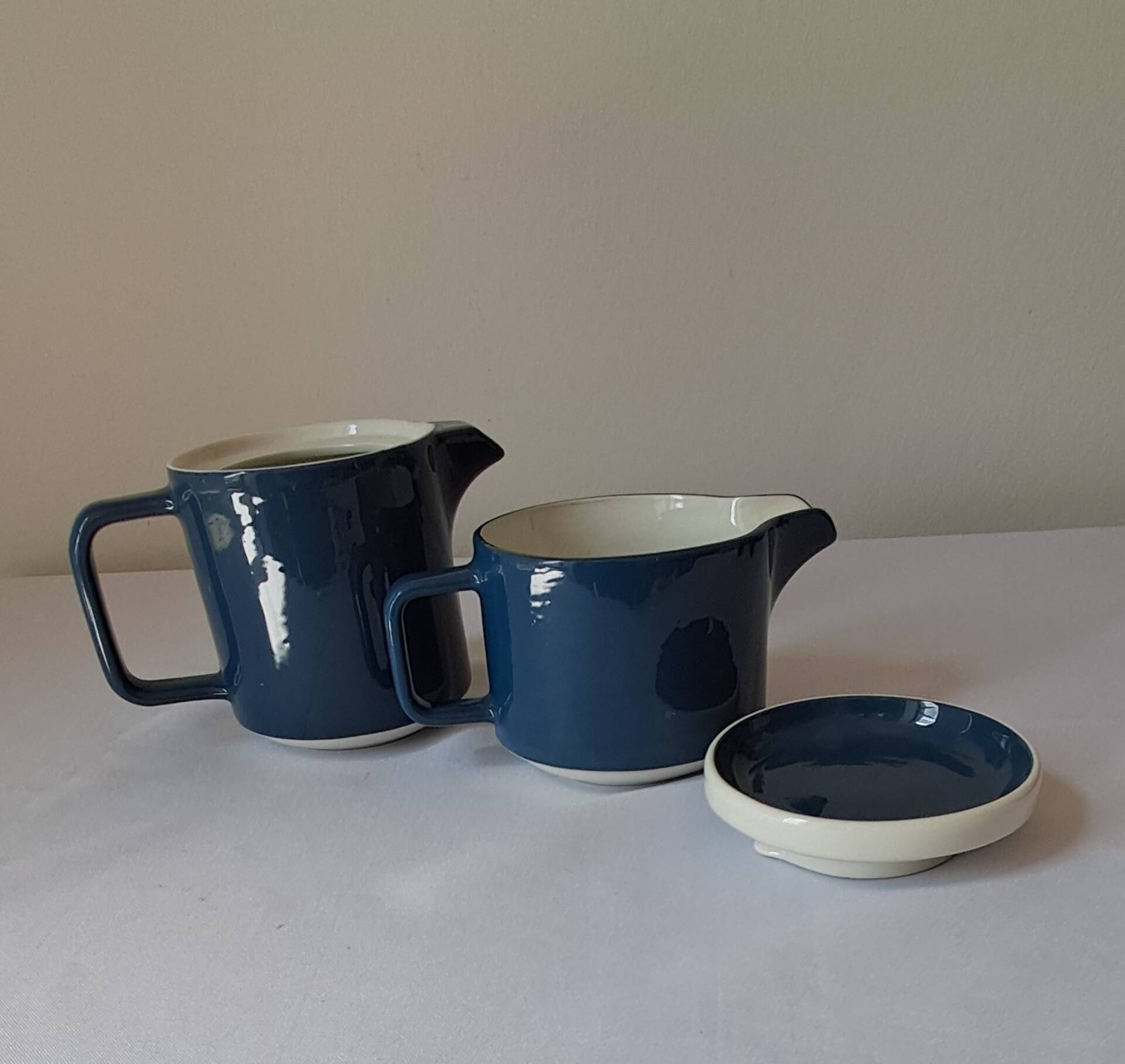 Teapot and milk jug, selfish, stackable. Sarreguemines. 1980s.