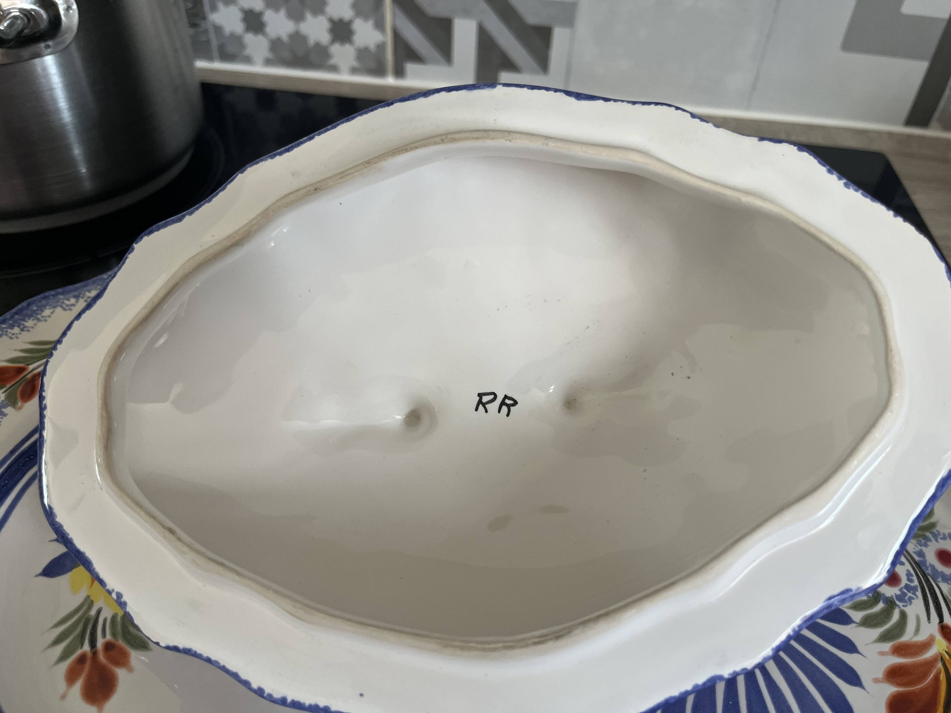 Soup tureen