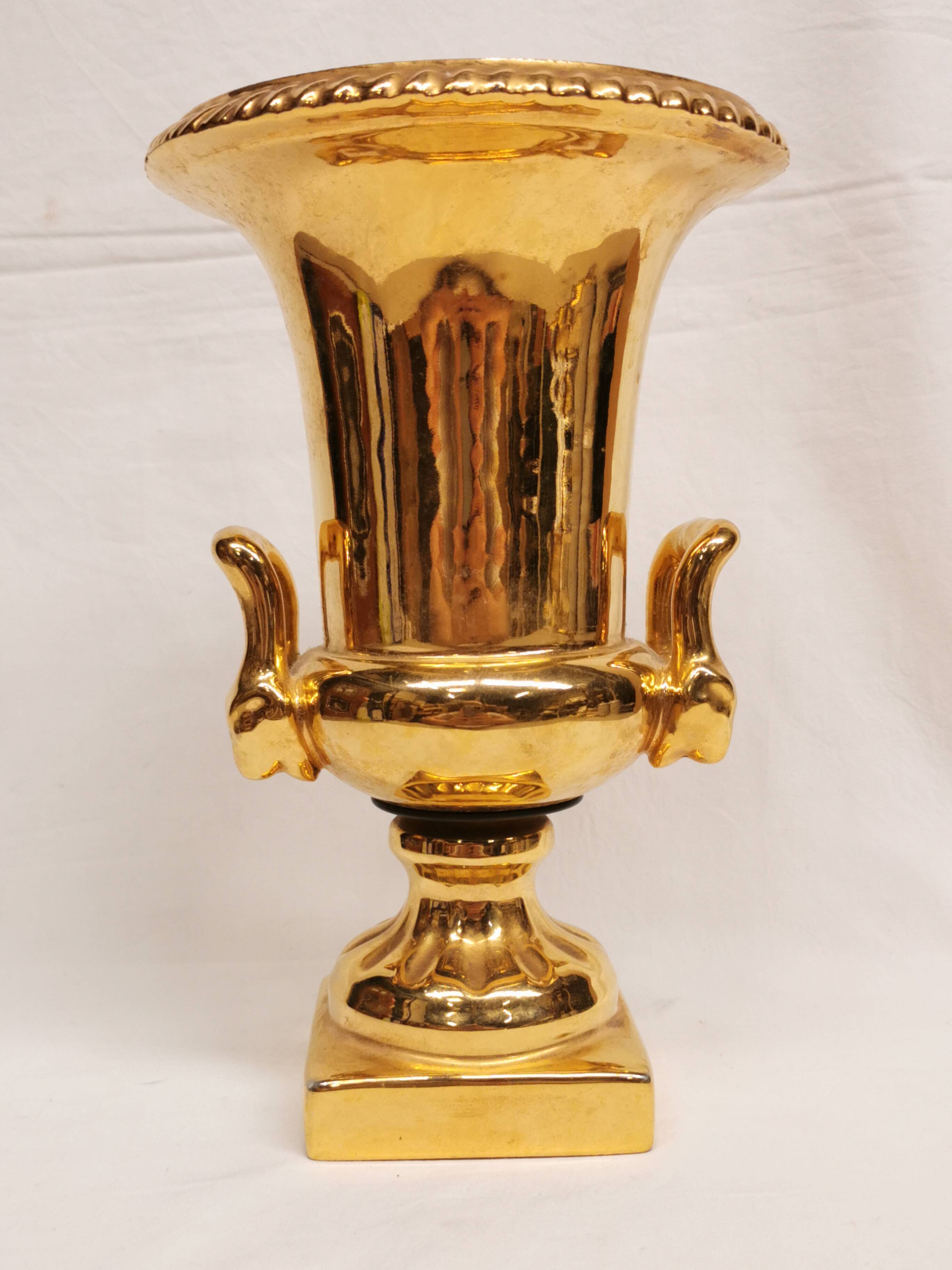 Medici-shaped vase in gilded Paris porcelain.