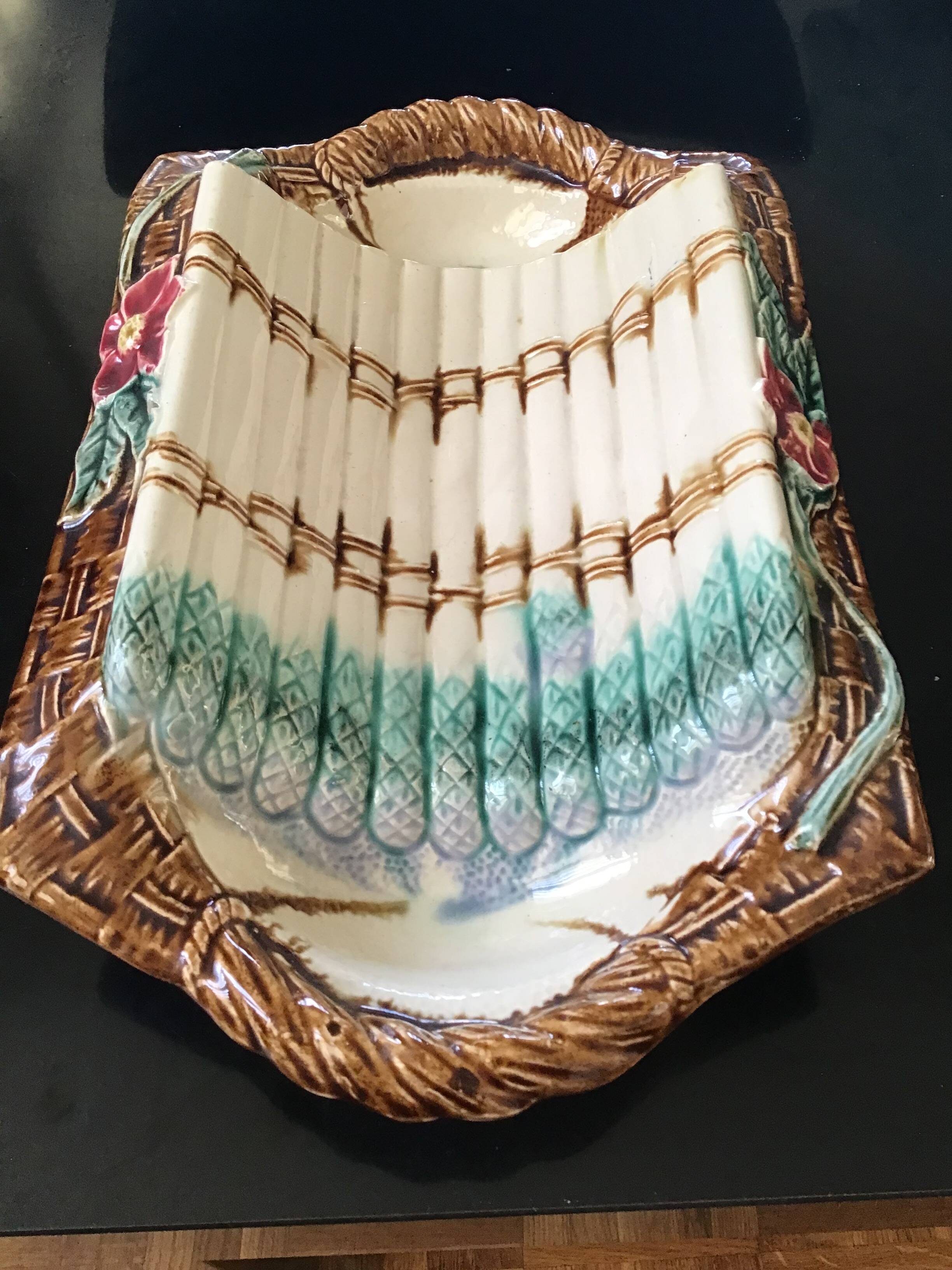 Asparagus dish with earthenware