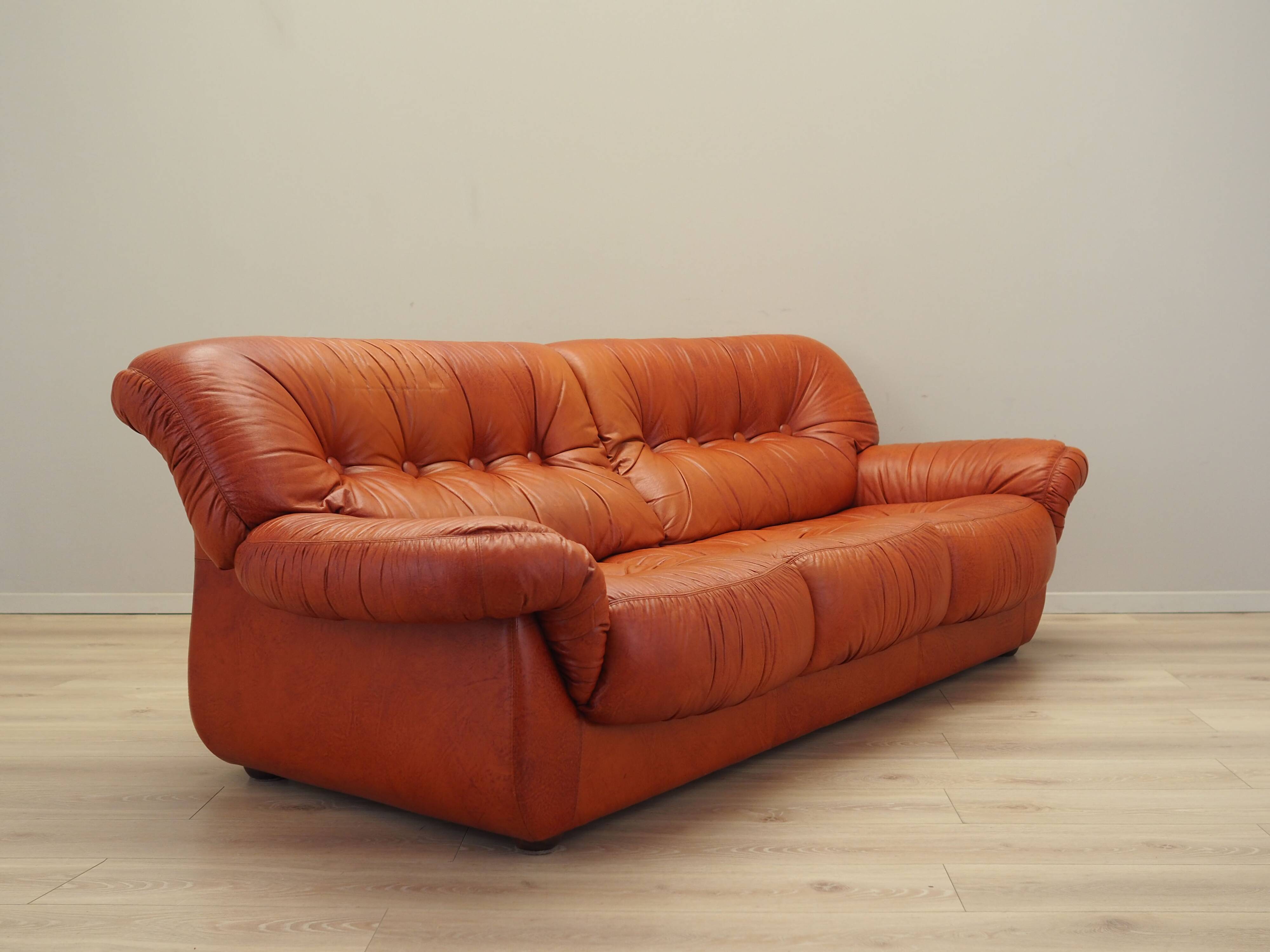 Red leather sofa, Italian design, 1970s, manufacturer: PelleRossi