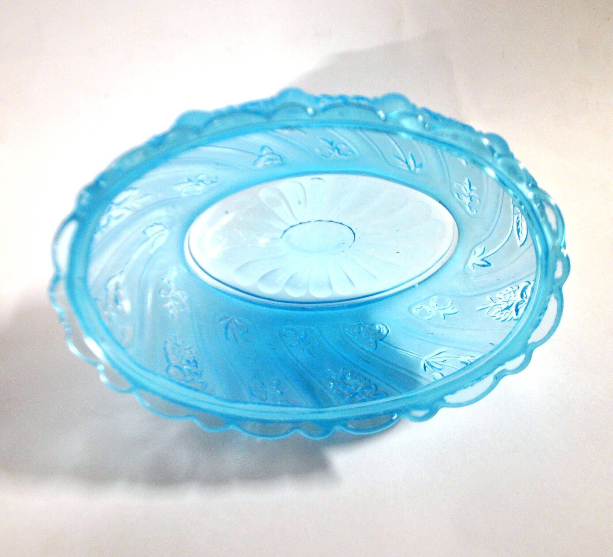 Old oval coupe basket in moulded blue glass, frosted acid, 1900.