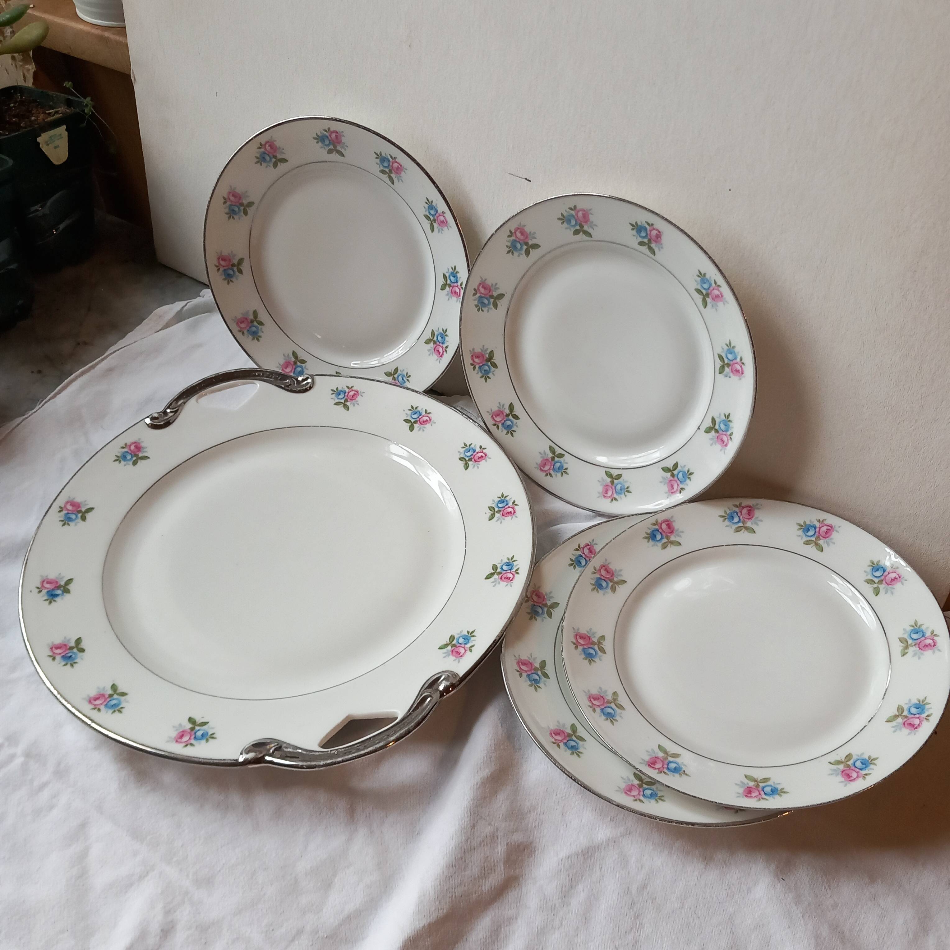 4 dessert plates + floral porcelain cake dish LT France
