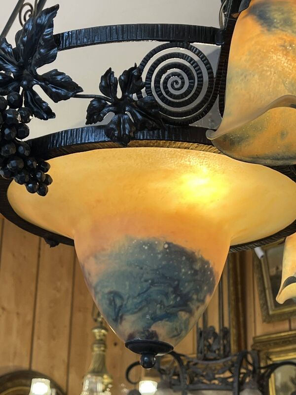 Imposant lustre contemporain de style art déco, pâte de verre et fer forgé