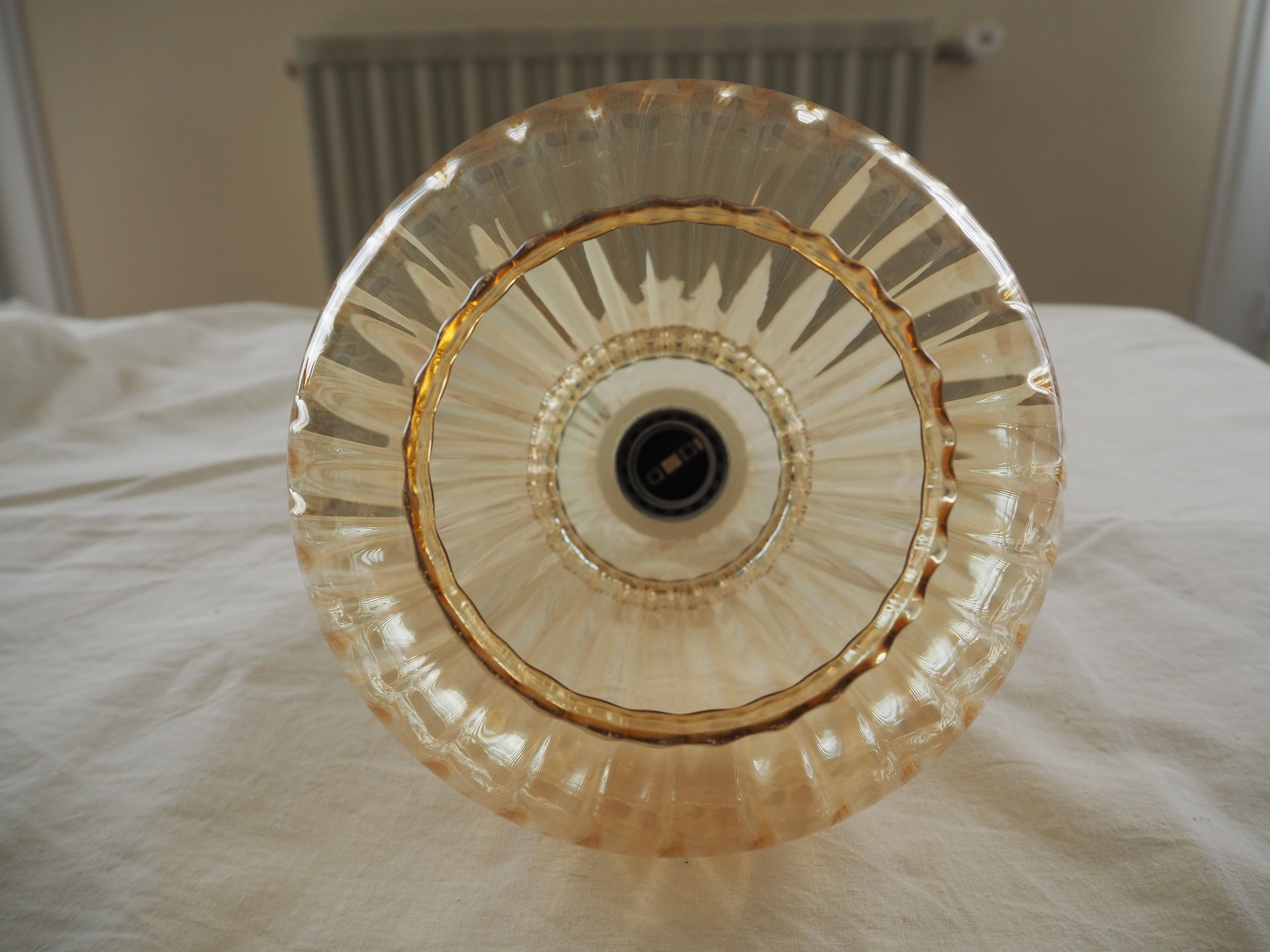 Pear-shaped striped suspension, in smoked glass.