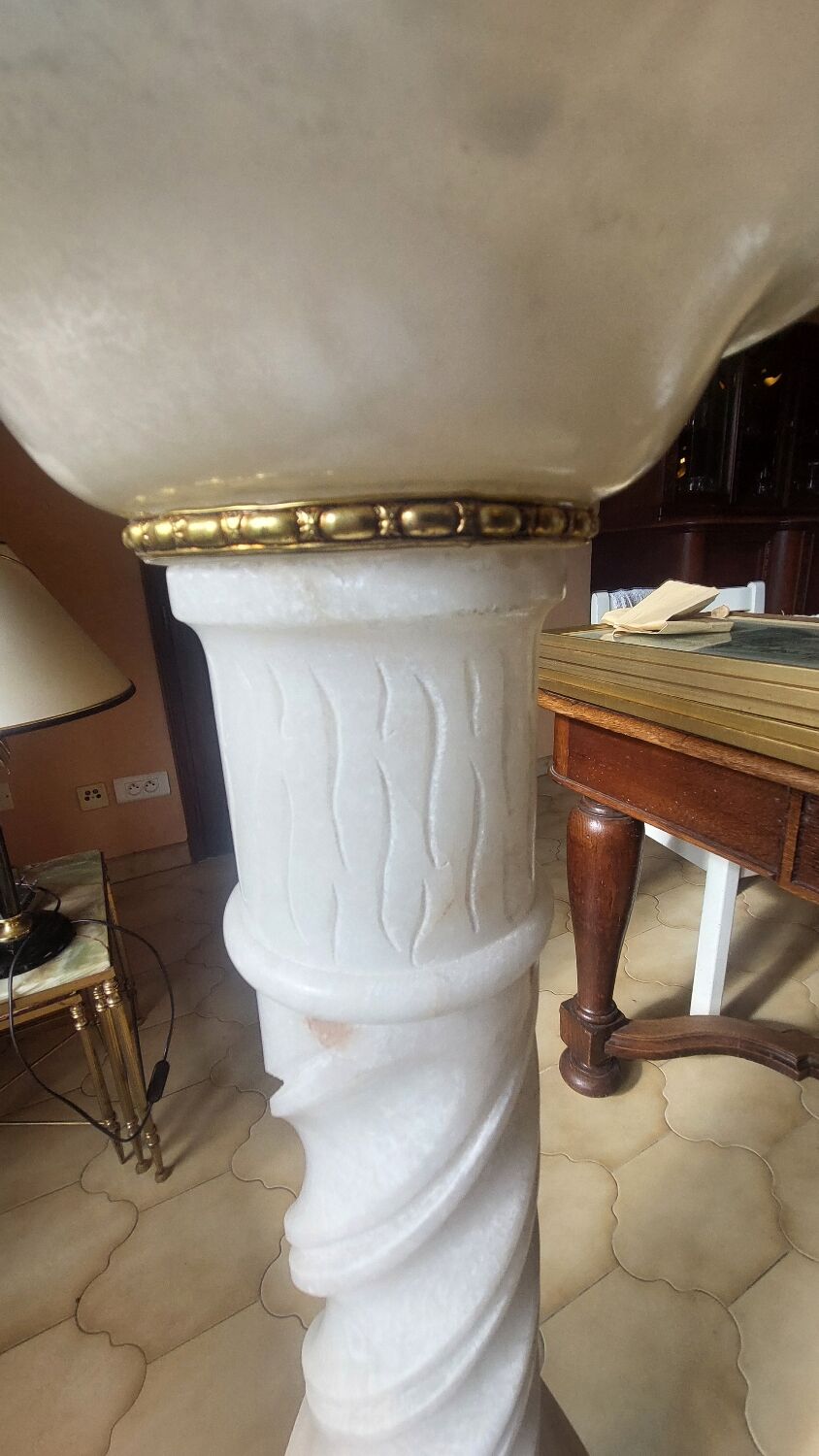 Marble effect column and its lamp