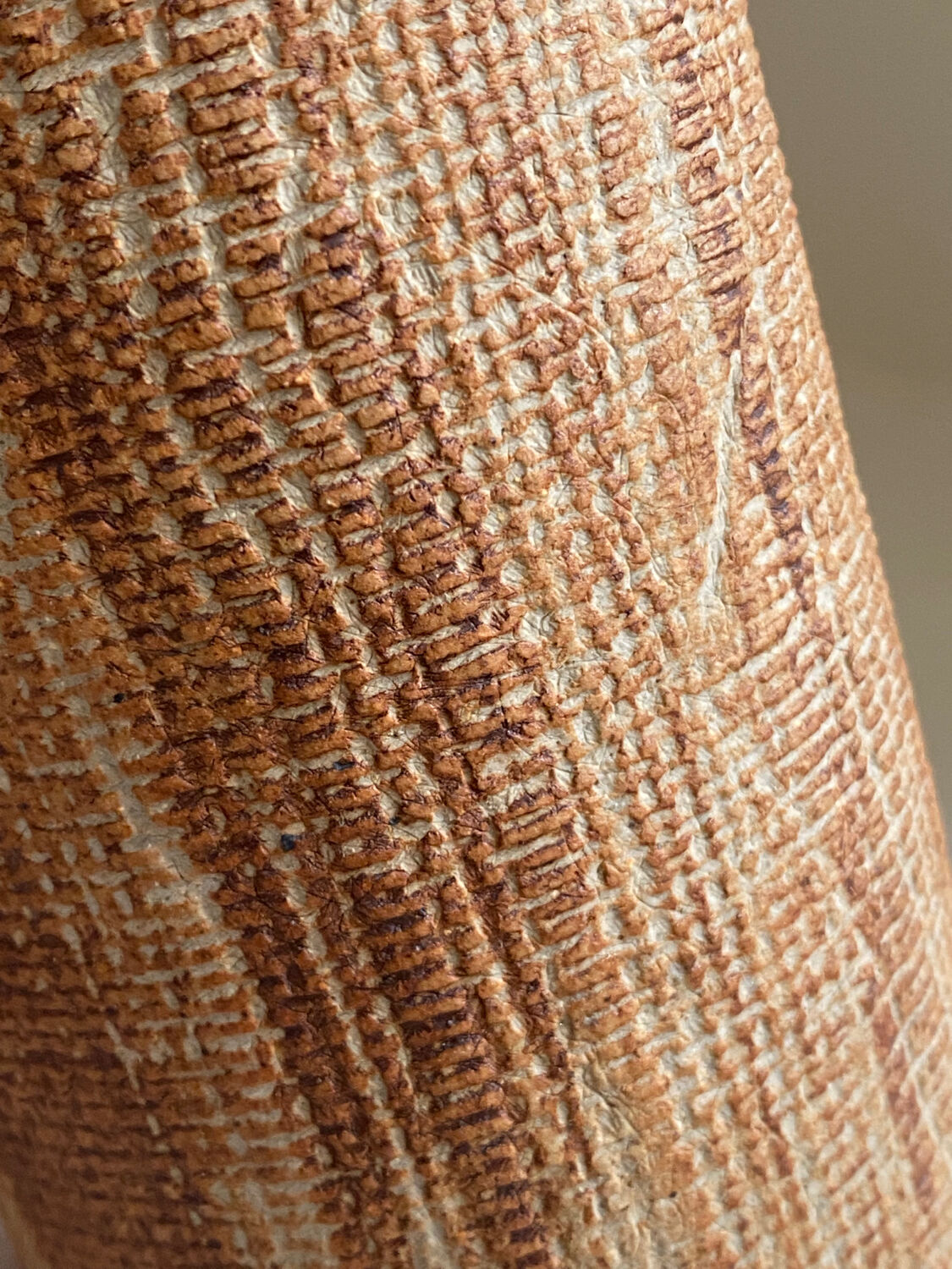 Vase céramique contemporaine grès strié drapé signé