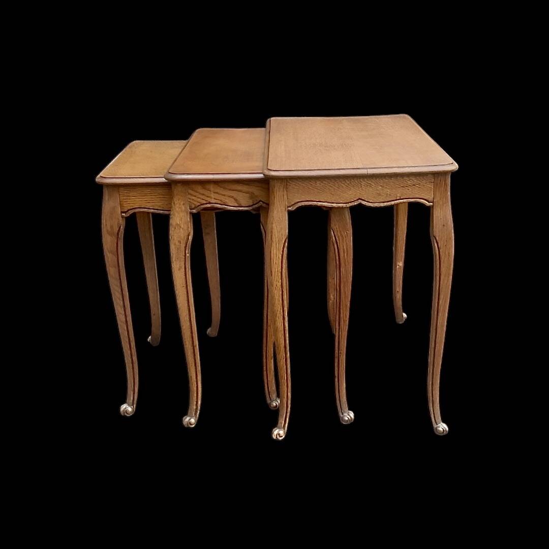 Set of three antique nesting tables in solid oak – cabriole legs