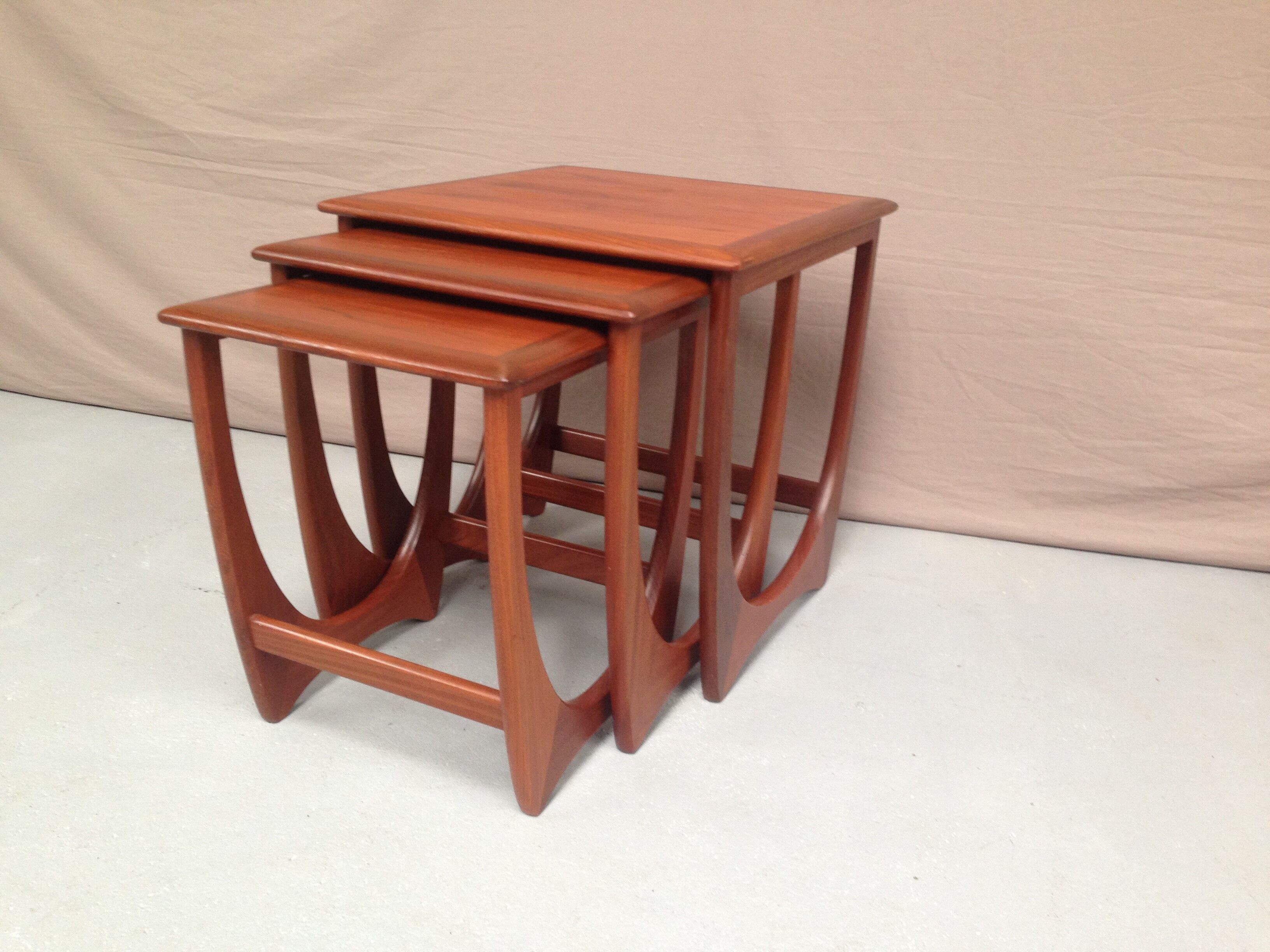 Tables gigognes
