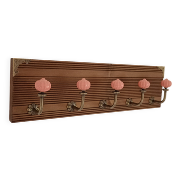 Wall-mounted coat rack with 5 hooks, powder pink ceramic and stained wood, 50 cm.