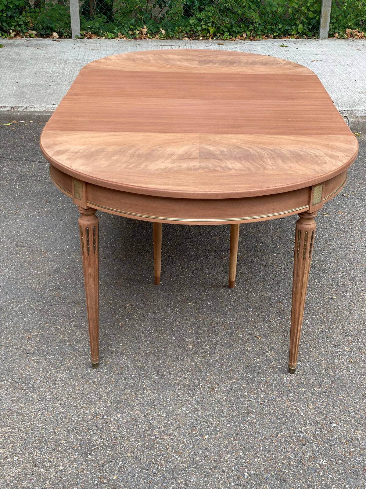 Table à manger ronde extensible Louis XVI décapée en acajou massif et laito
