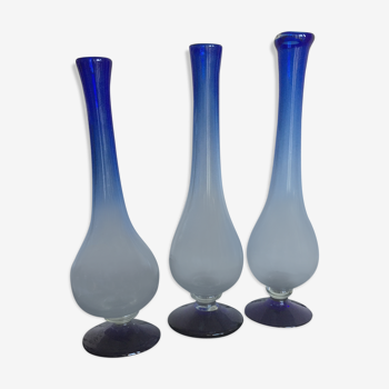 Trio de vases bleus en verre soufflé