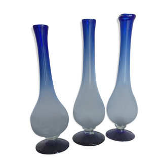 Trio de vases bleus en verre soufflé