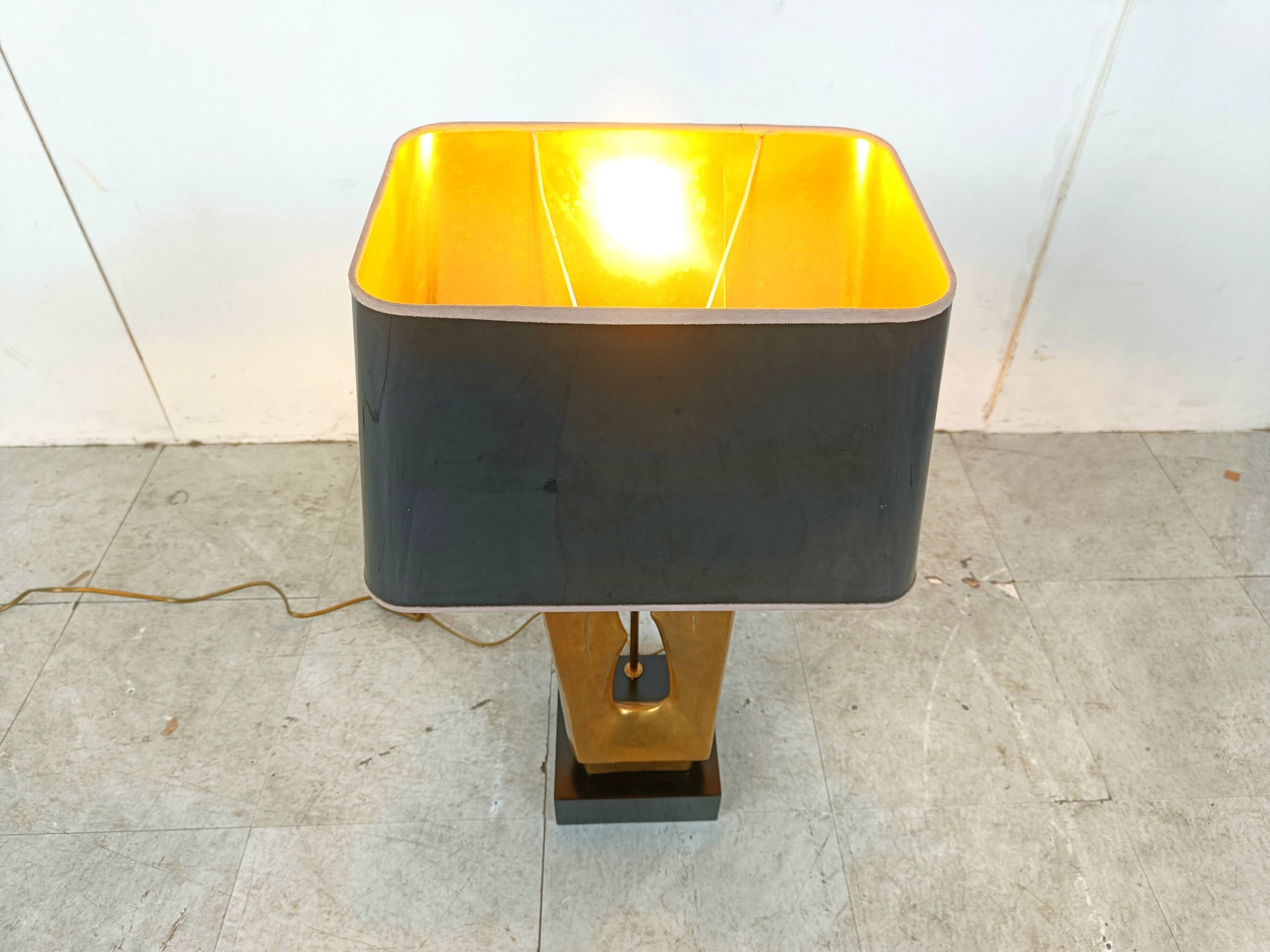Lampe de table en laiton en forme de feuille des années 1970.
