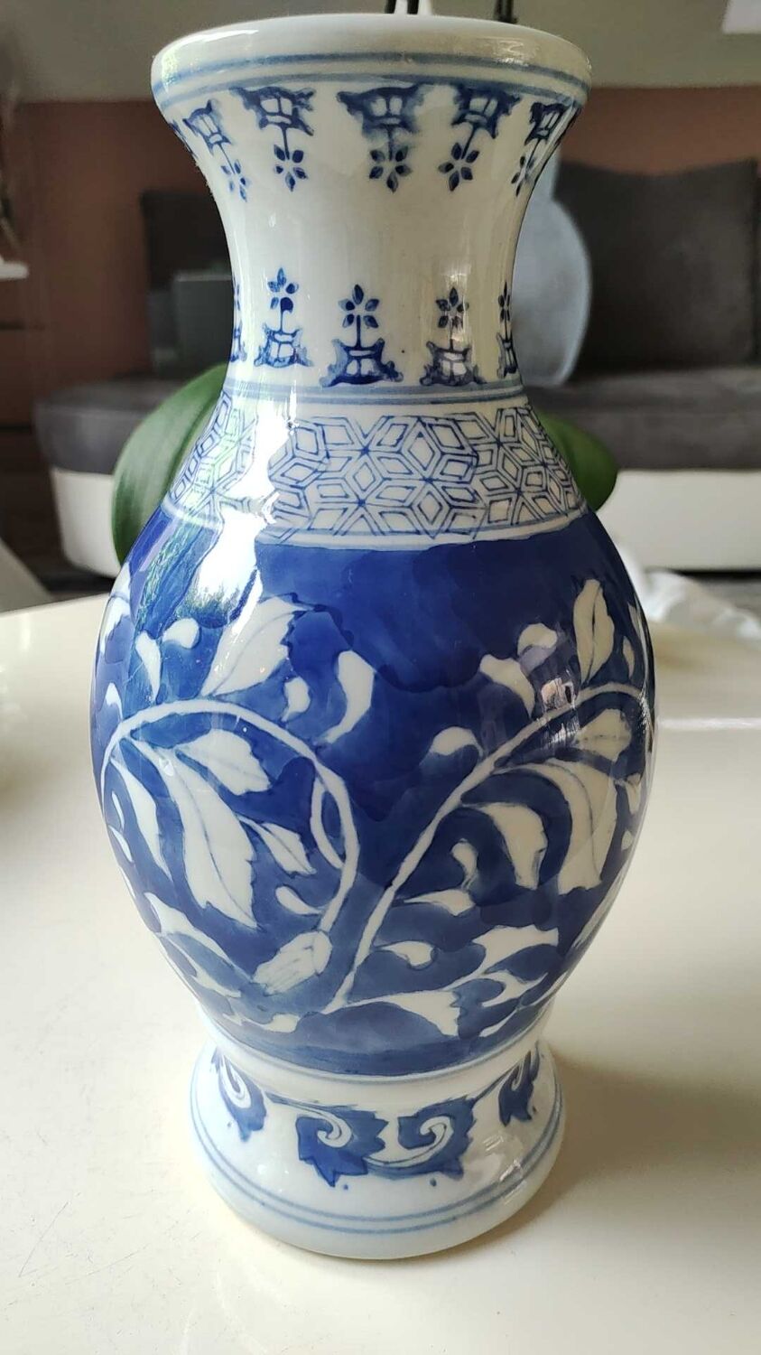 Chinese vase in fine porcelain