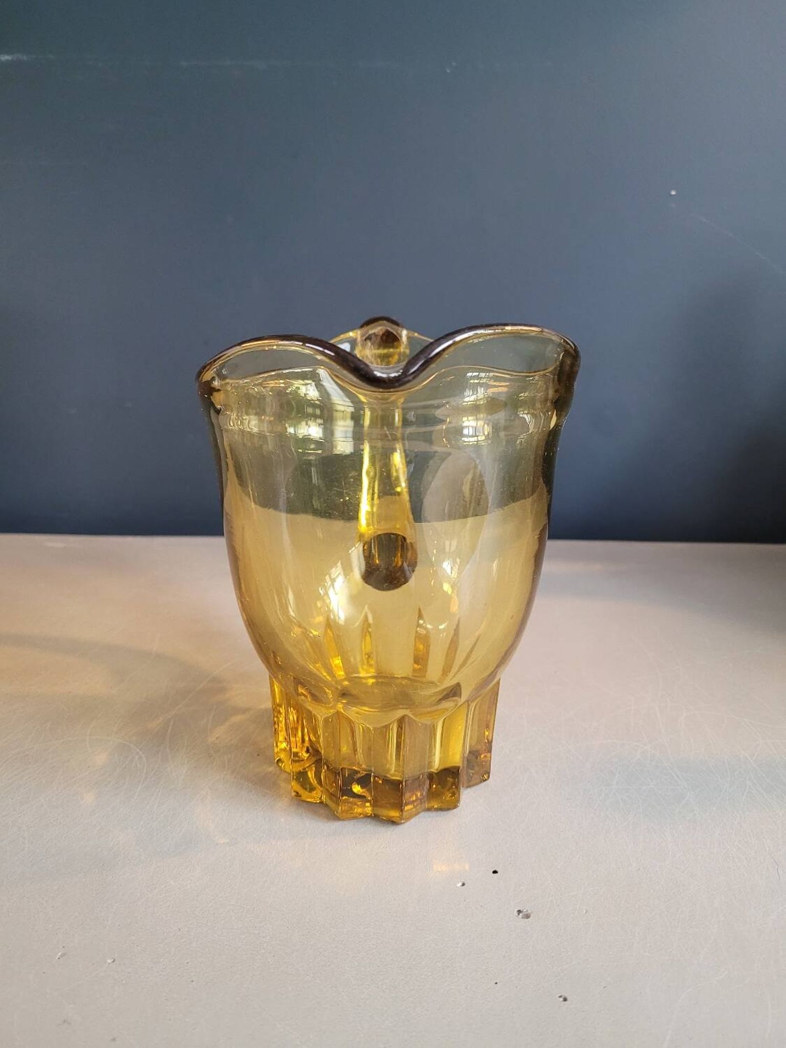 Pichet vintage en verre teinté jaune