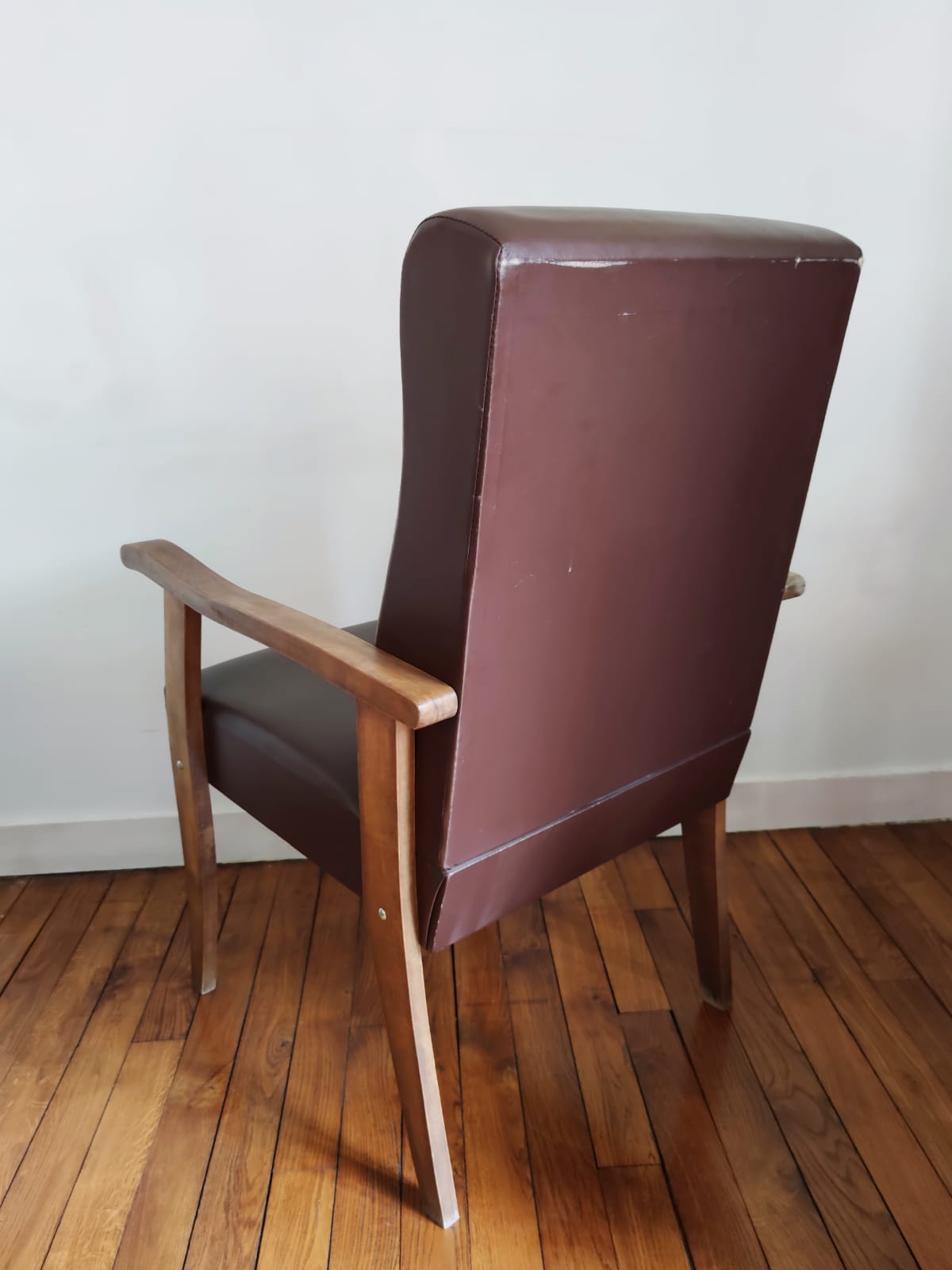 Paire de fauteuils moleskine marron