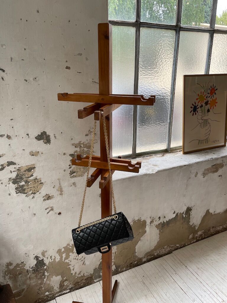 Patère wears pine coat 70