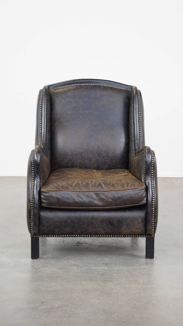 Fauteuil en cuir de vache noir avec finition clous décoratifs, style industriel