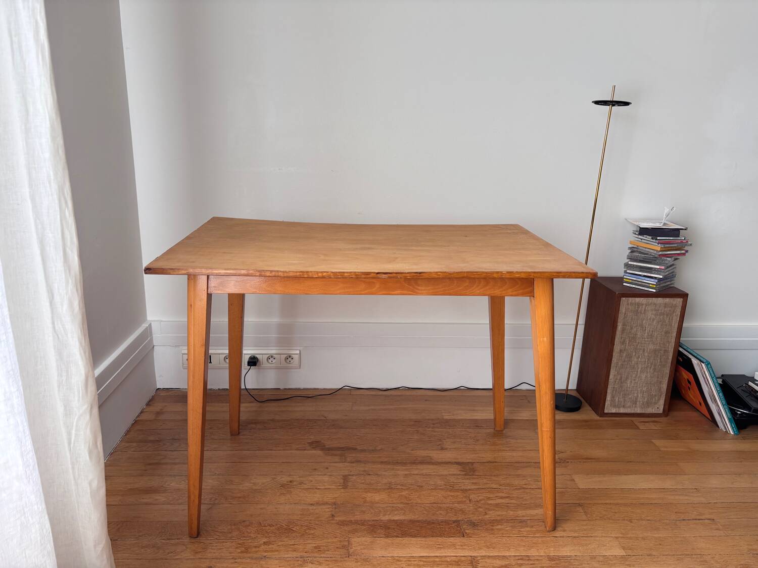 Desk with tapered legs