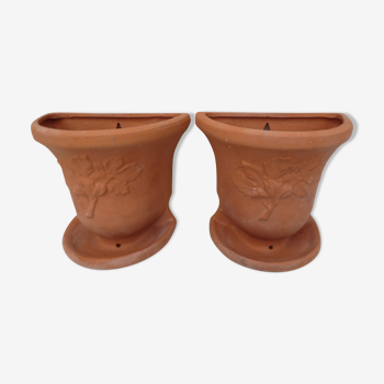 Duo de pots de fleurs muraux en terre cuite décoré