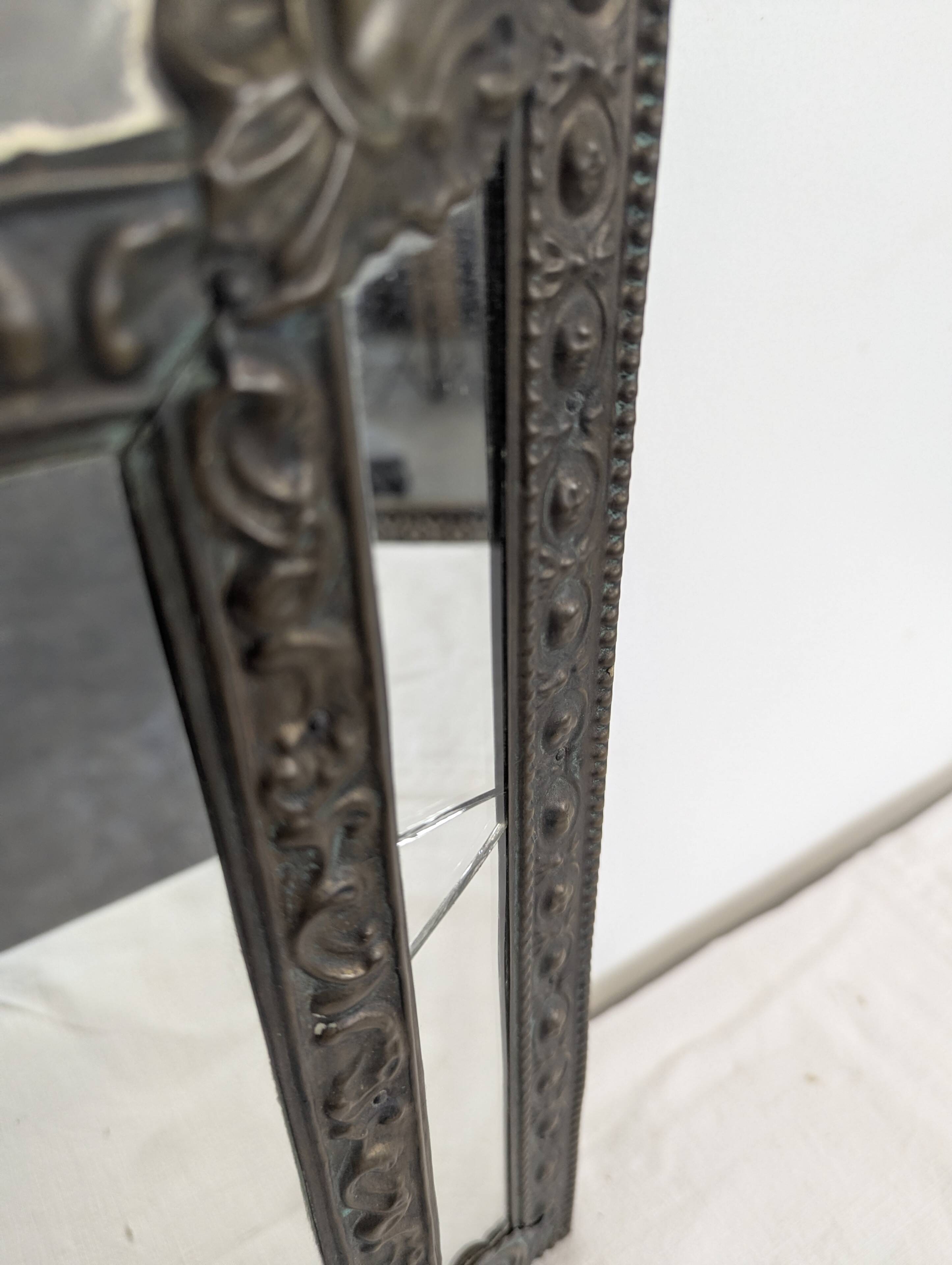 Miroir à parecloses en laiton repoussé de style hollandais