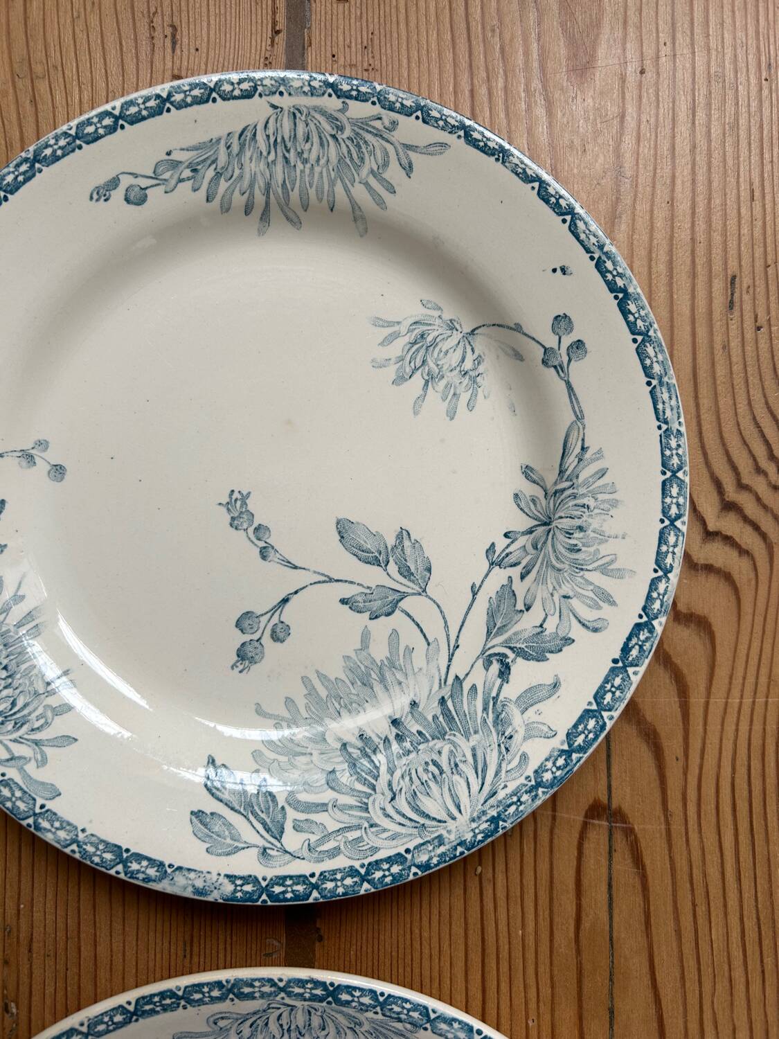 Set of 2 old flat plates