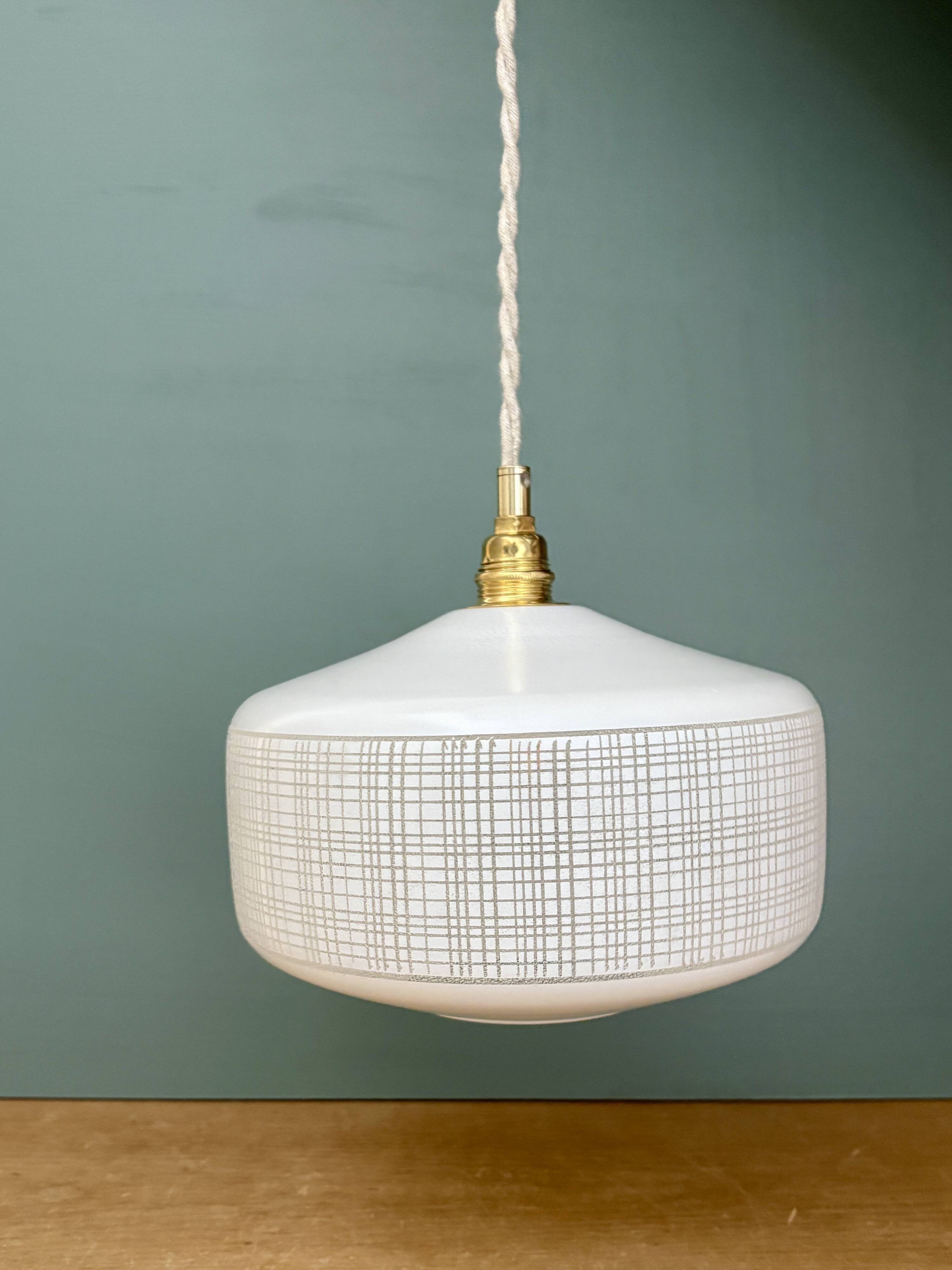 Suspension globe vintage en opaline blanche
