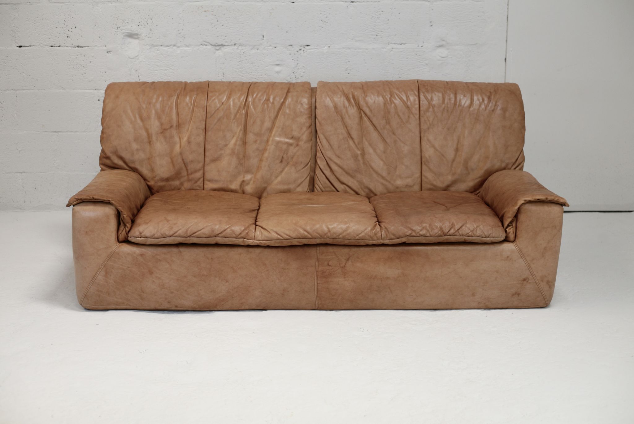 Cinna sofa. Circa 1970. Foam and "caramel" leather. 3 seats.
