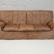 Cinna sofa. Circa 1970. Foam and "caramel" leather. 3 seats.