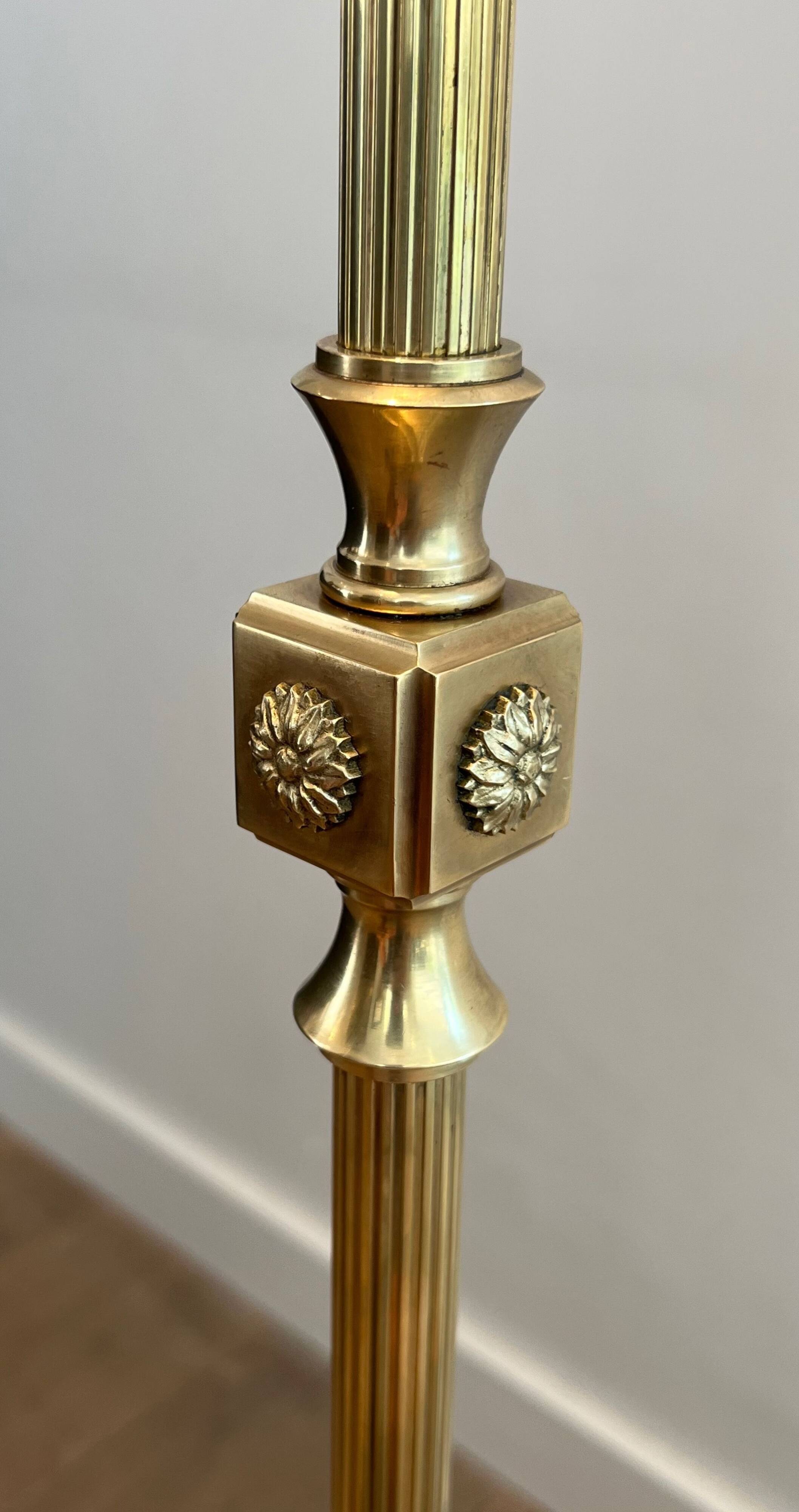 Lampadaire de parquet de style néoclassique en laiton à pieds griffes de la Maison Jansen