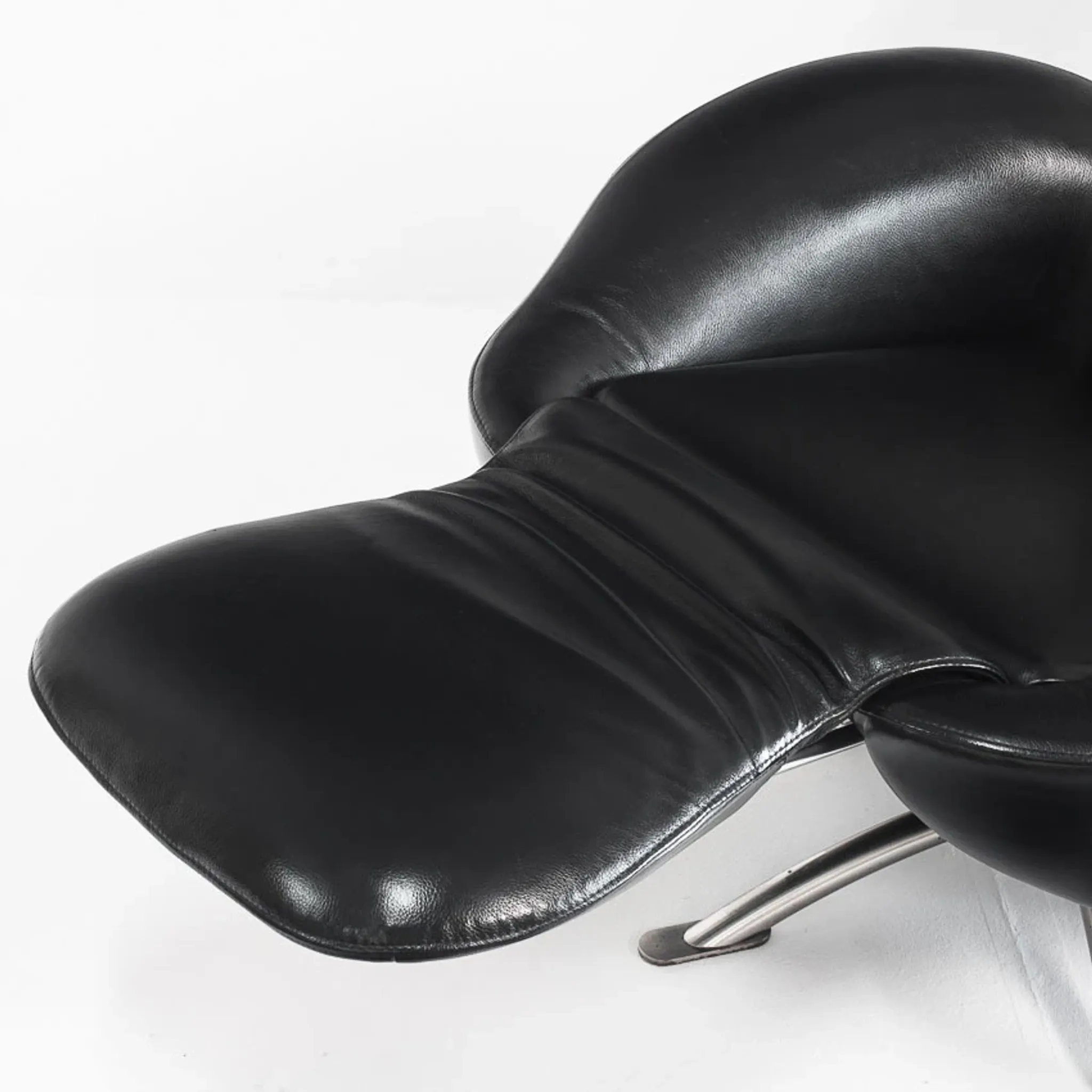 "Dodo" armchair in black leather. Design by Toshiyuki Kita. Cassina. Italy.