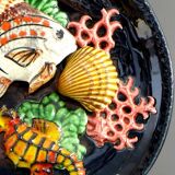 Vallauris, Années 1950, Assiette En Faïence à Décor D’un Poisson, D’un Hippocampe Et De Coraux.