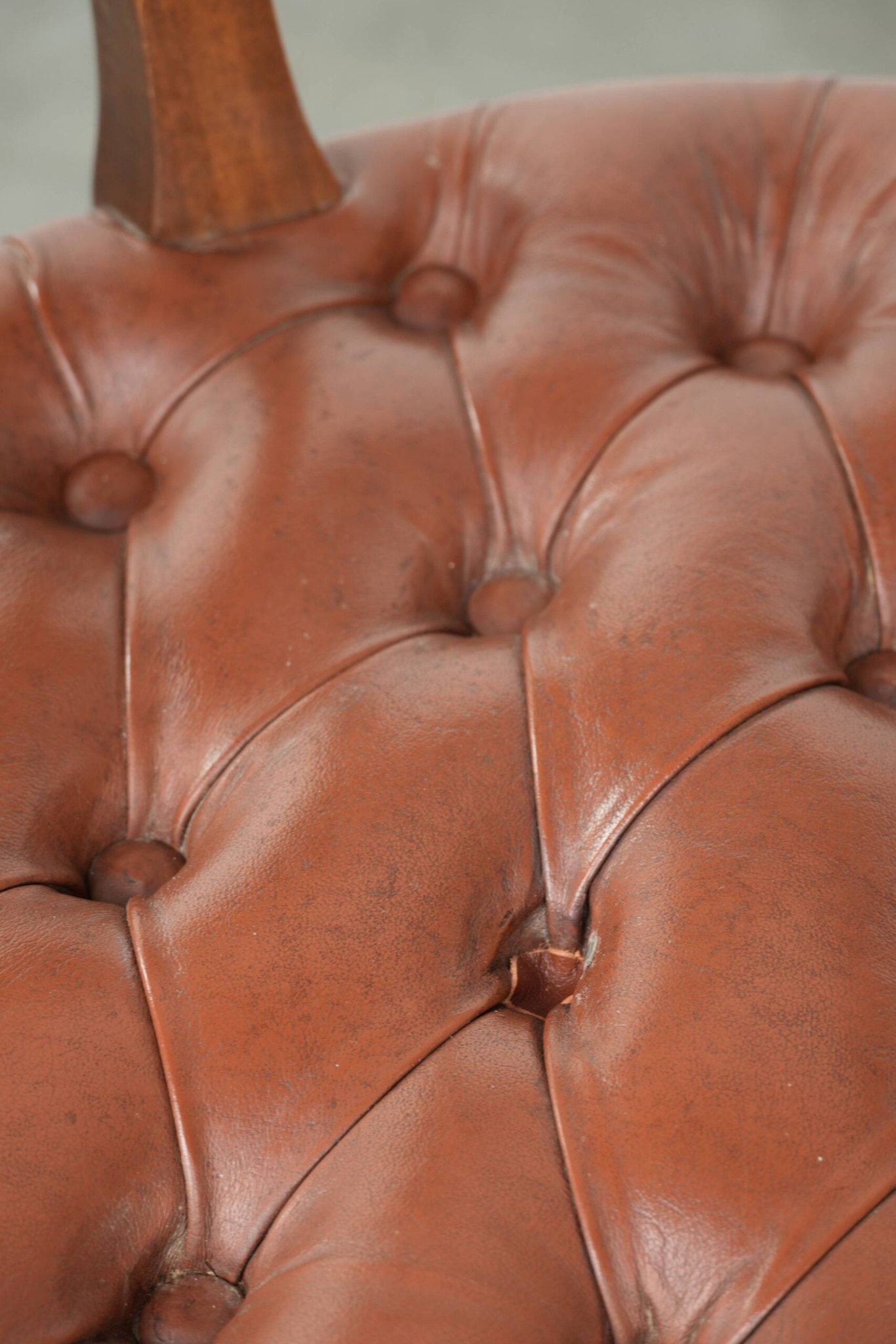 Chaise de bureau Chesterfield rotative en cuir de vache marron