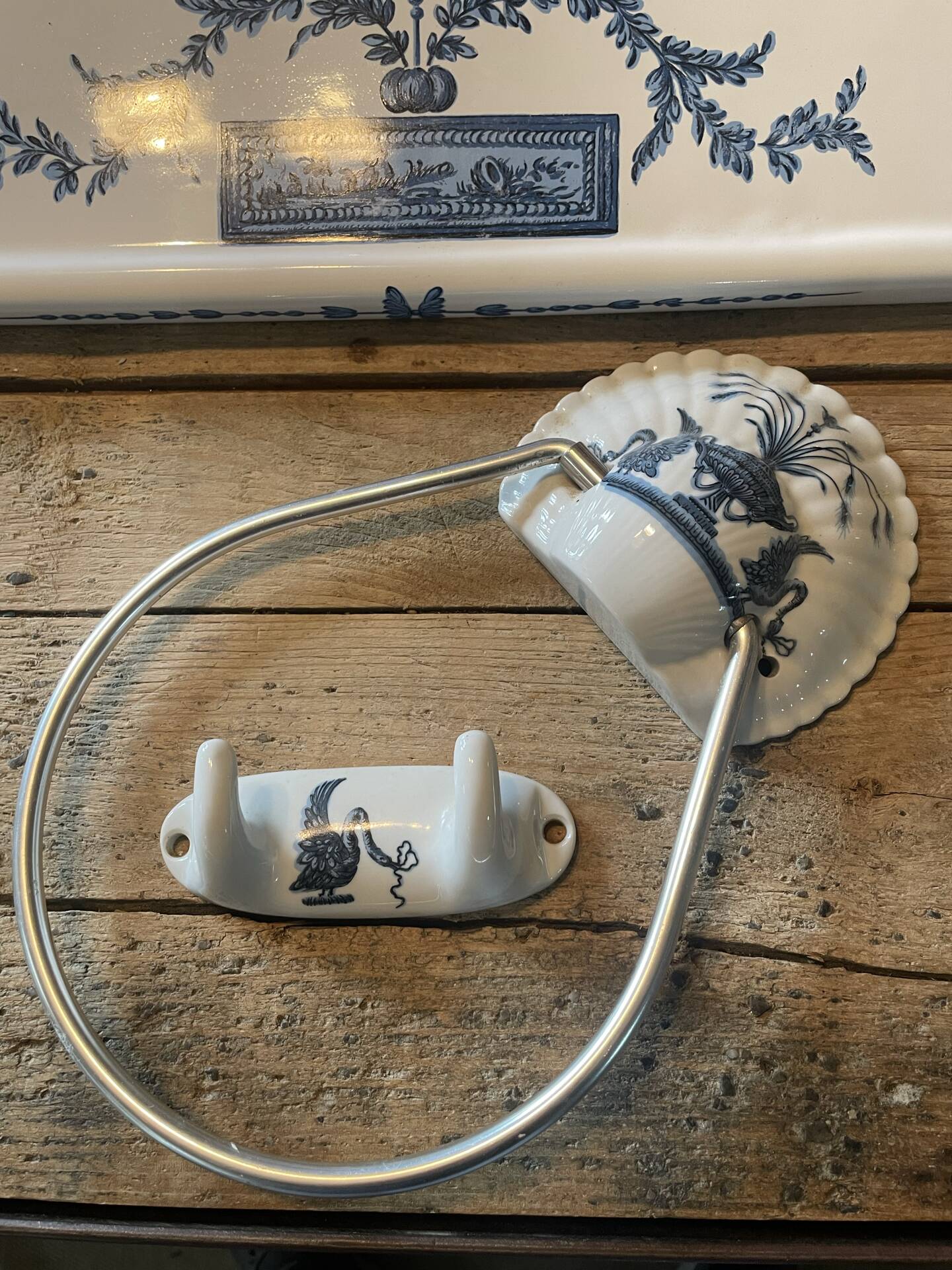 ensemble de salle de bain  signé Porcelaine de Paris