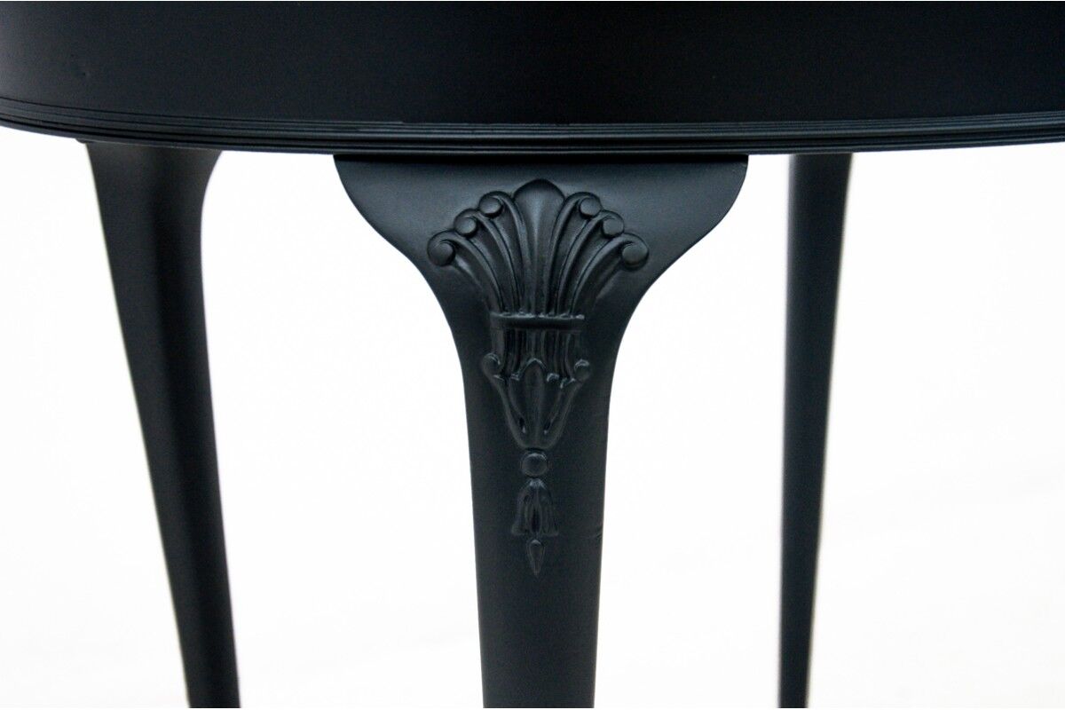 Oval table, Northern Europe, circa 1910