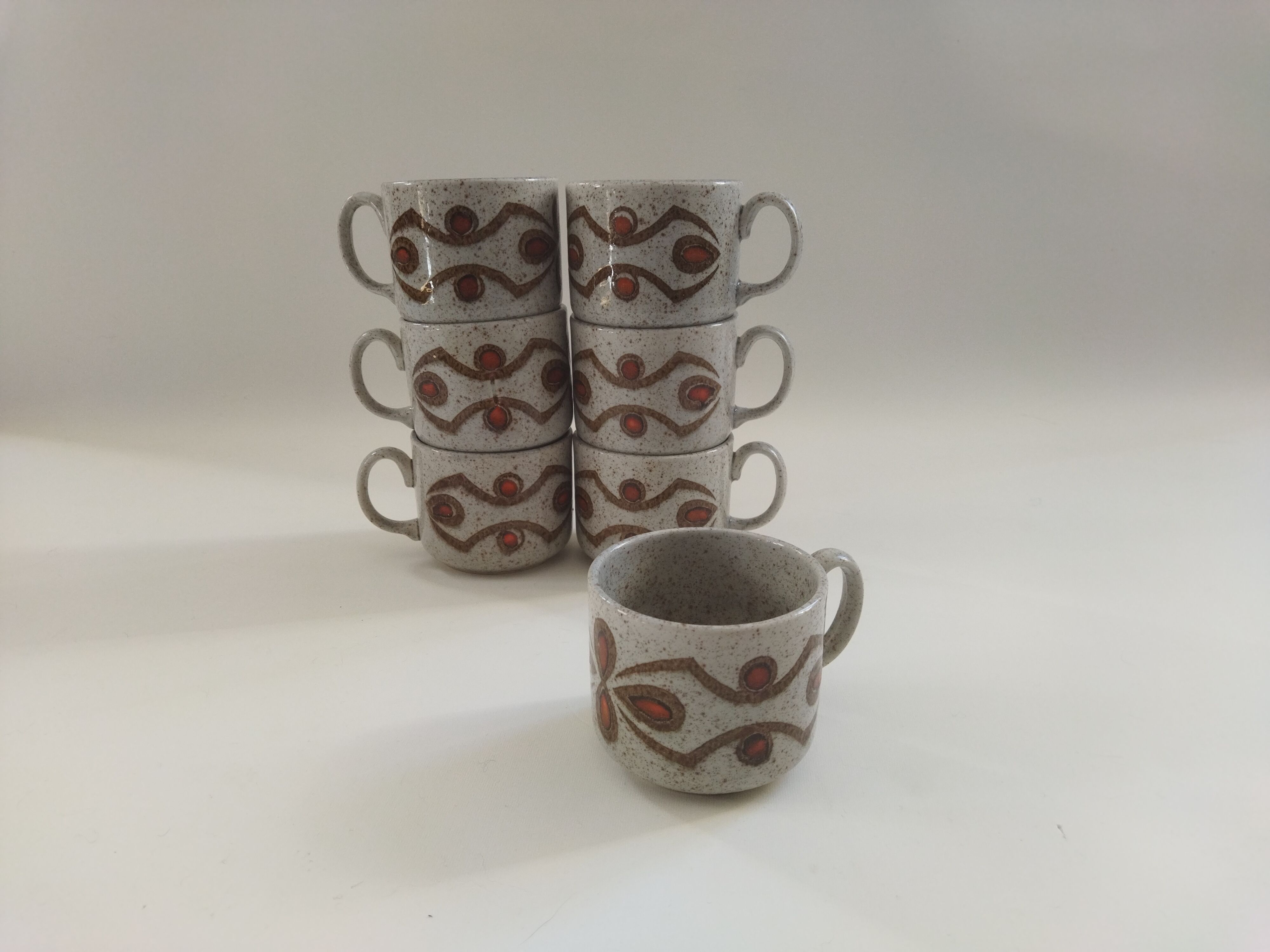 Sept tasses à déjeuner en grès 70s