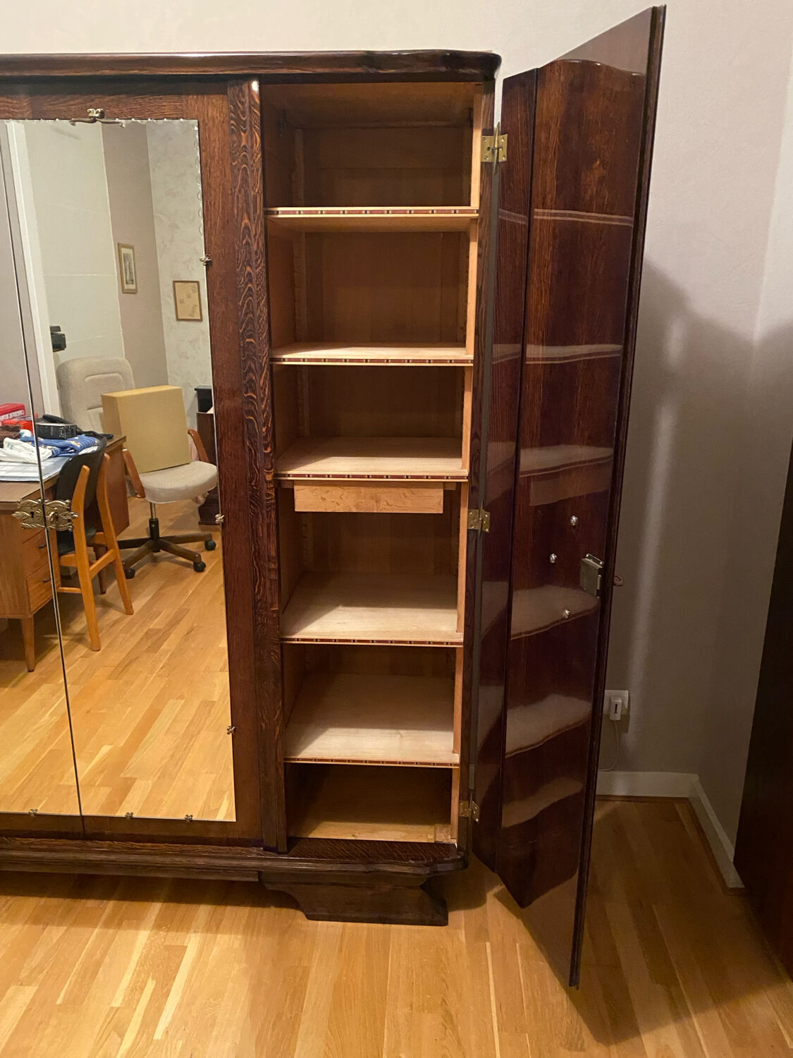 Art Deco bedroom set in walnut burl and marble