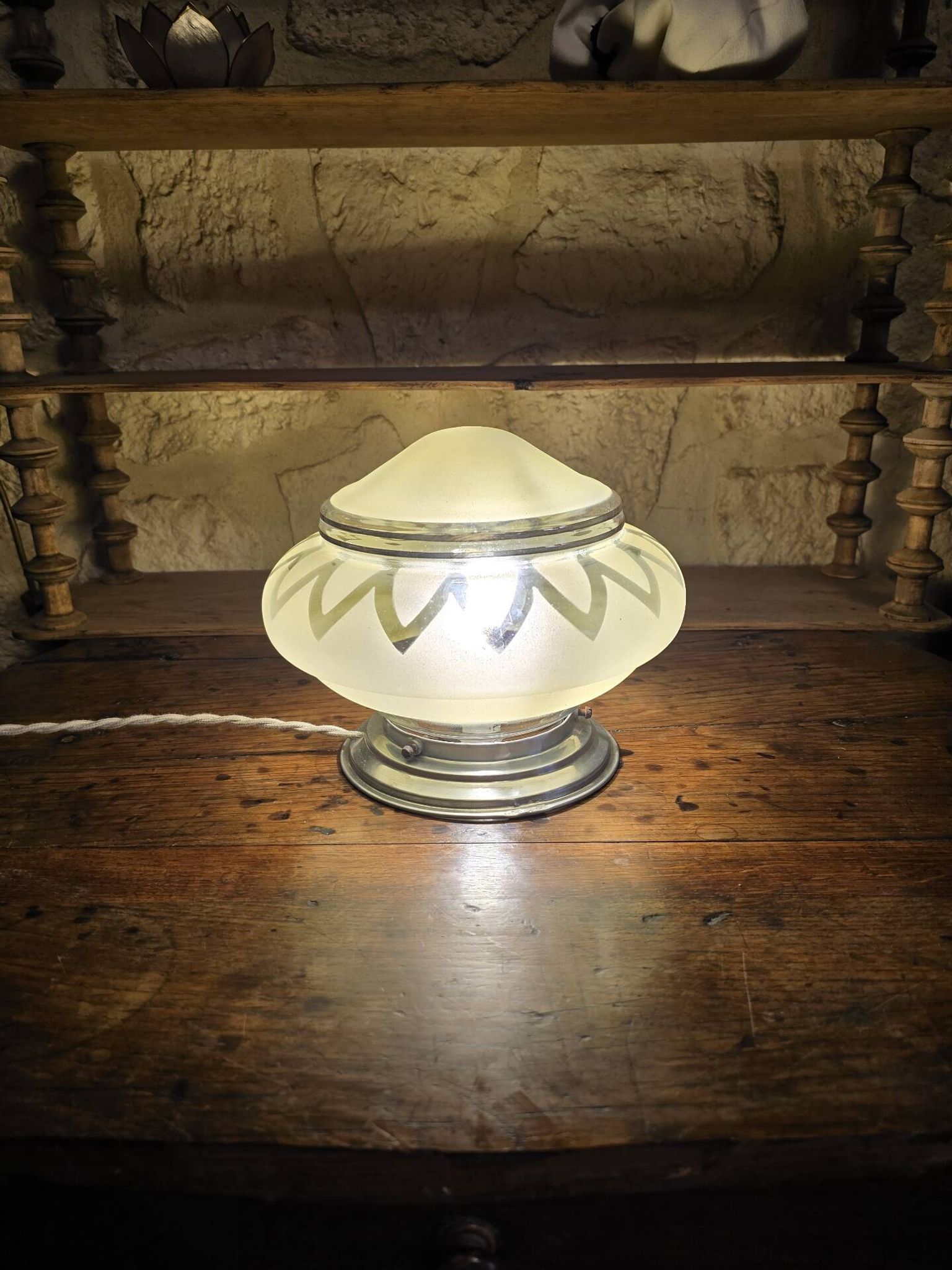 Vintage table lamp Globe saucer in frosted yellow glass with a trim.