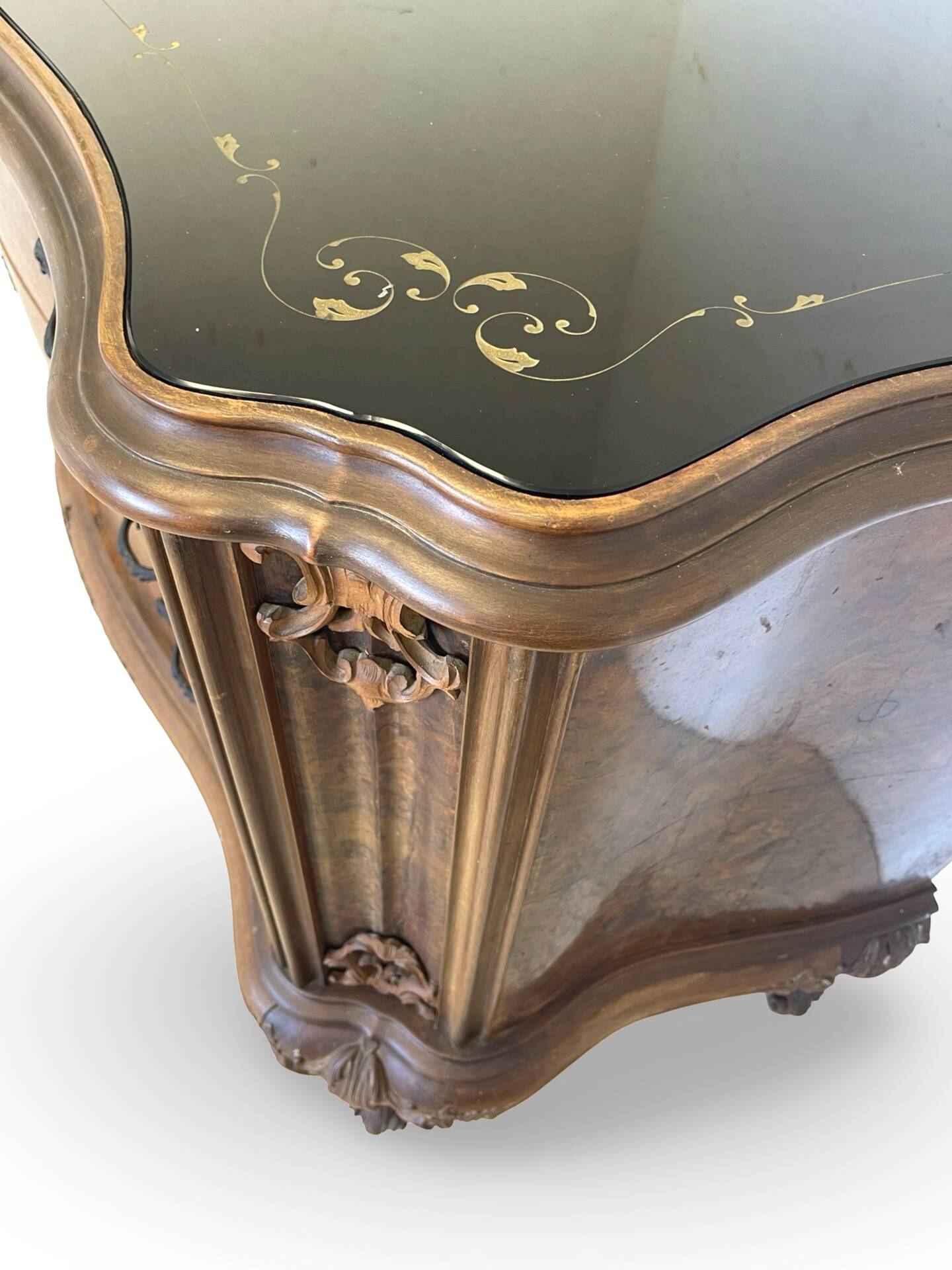 Elegant Italian Louis XV style commode, circa 1940.
