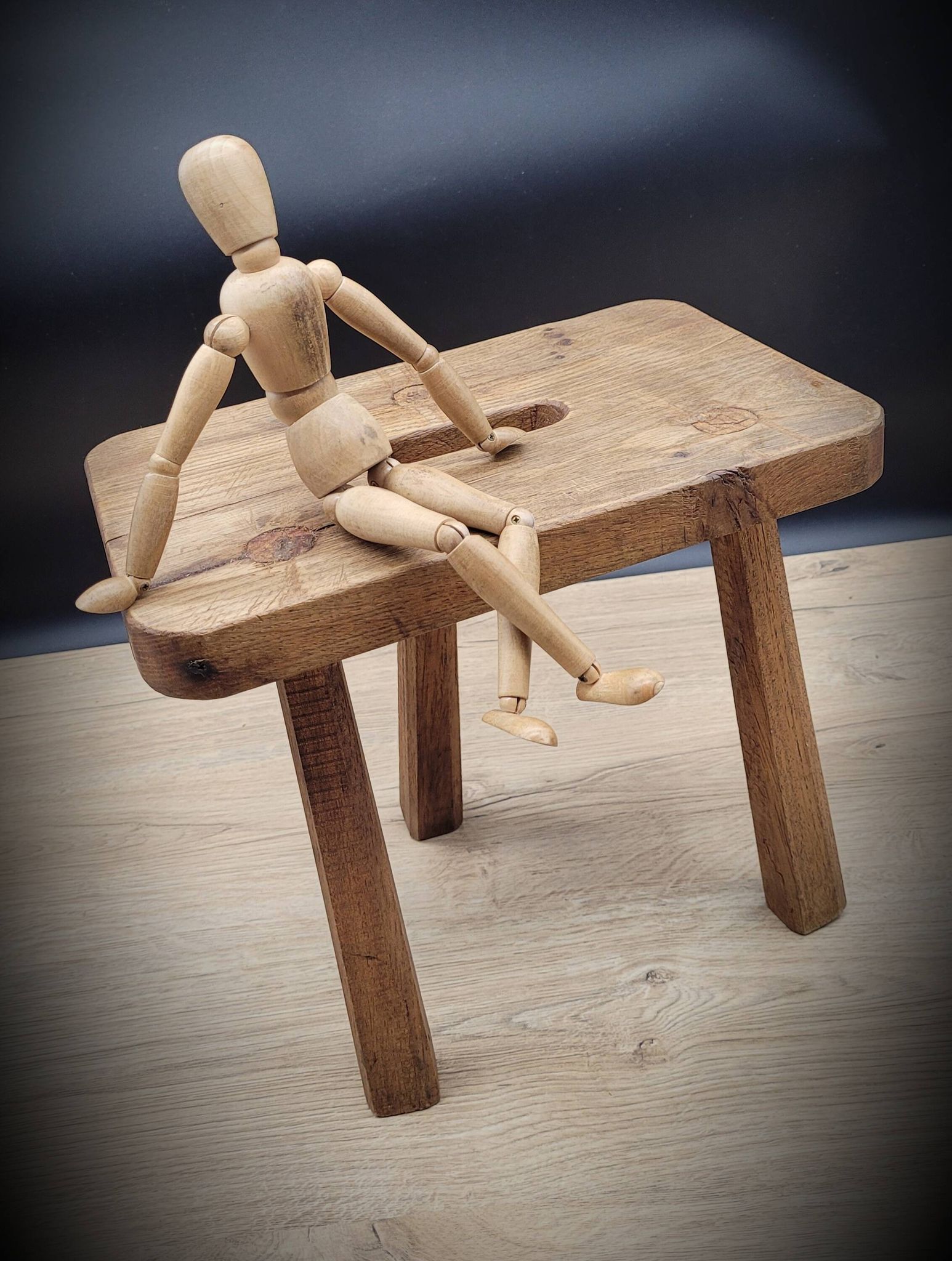 Tabouret tripode rectangle poignée
