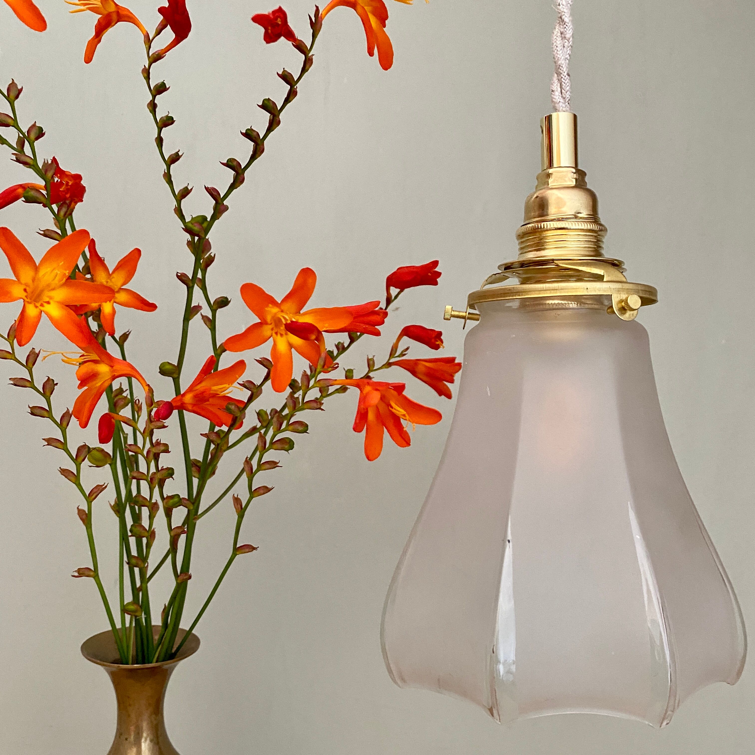 Vintage frosted glass tulip ride