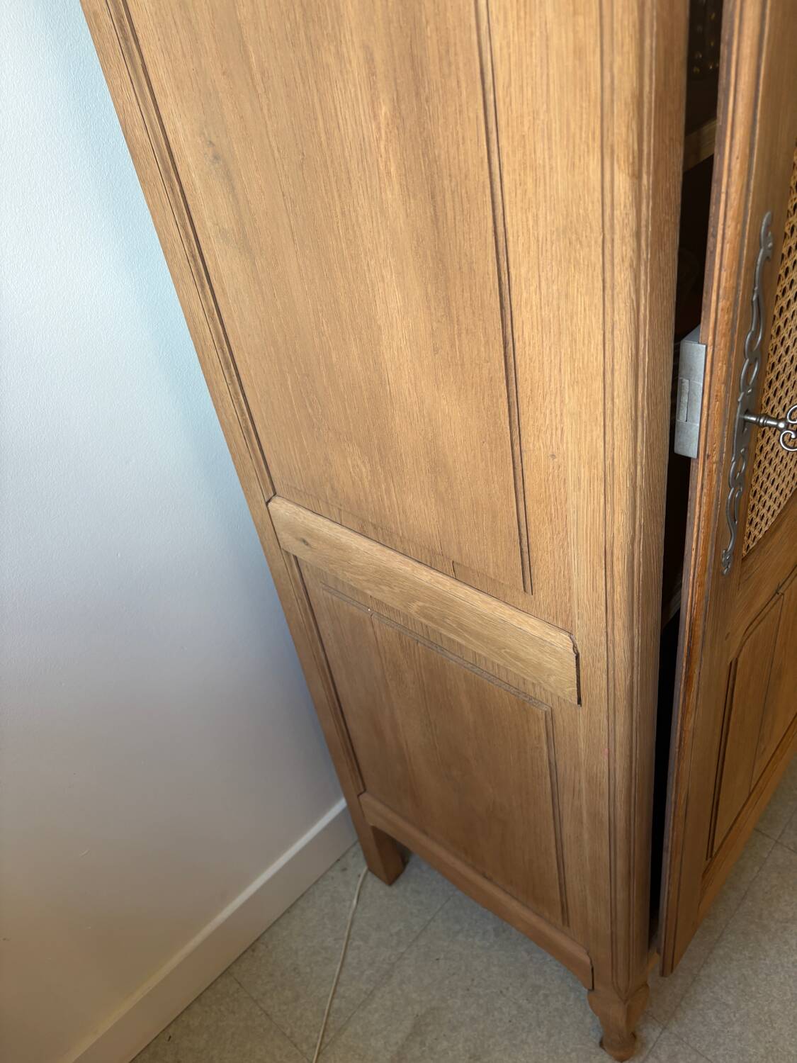 Cane-work oak bonnetière