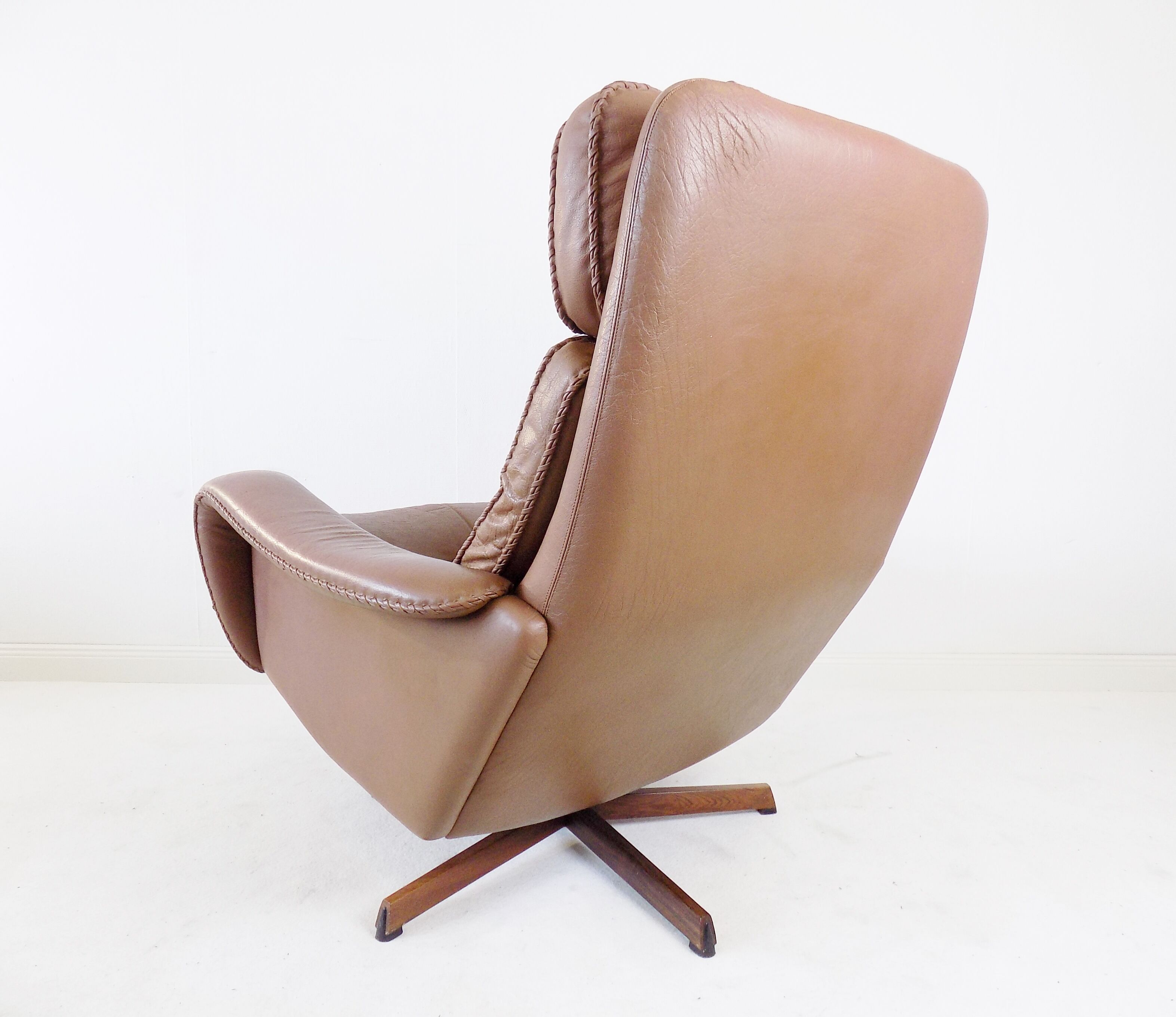 Fauteuil cuir avec pouf de Madsen & Schübel pour Bovenkamp