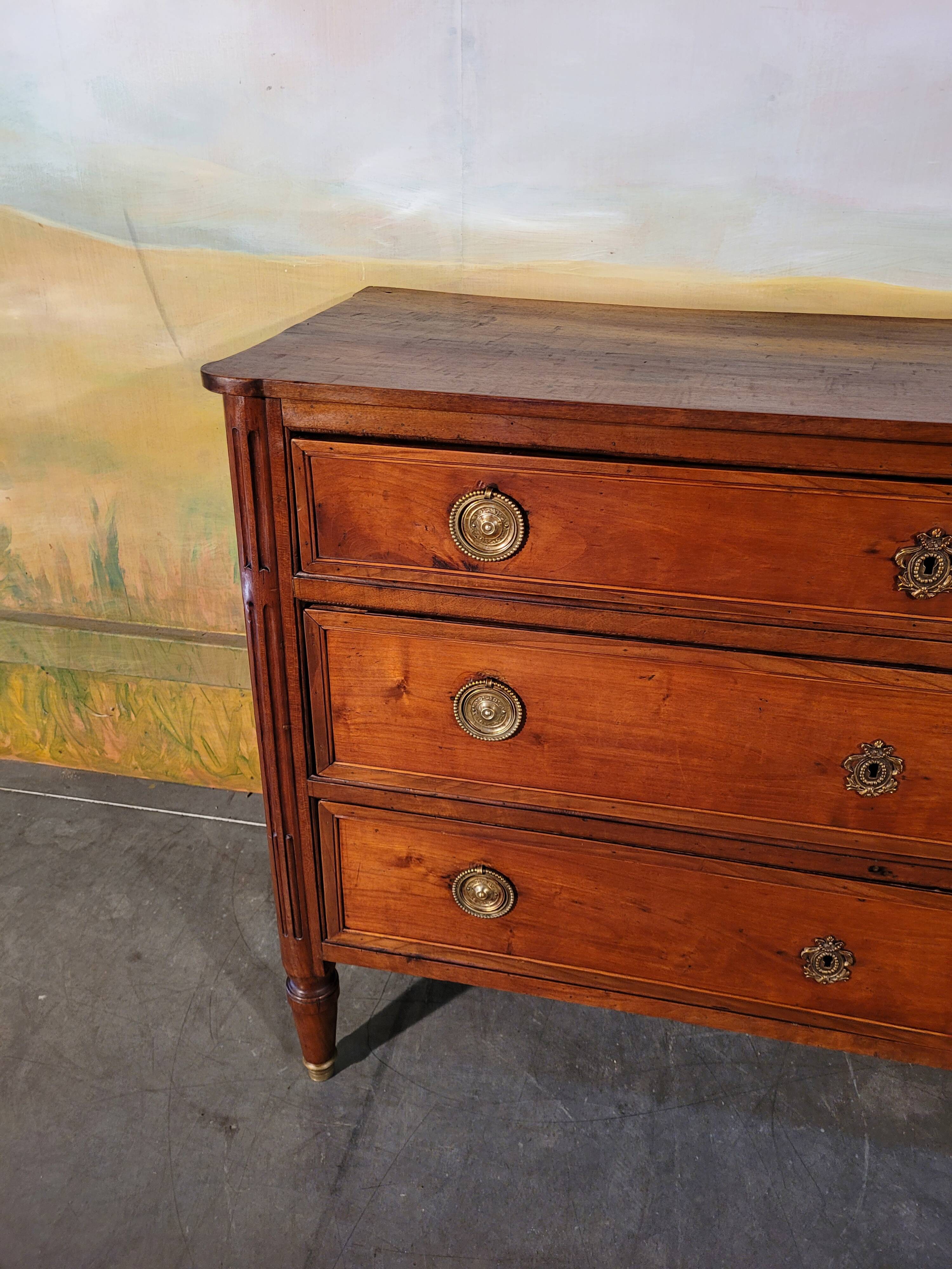Petite commode époque Louis XVI en merisier